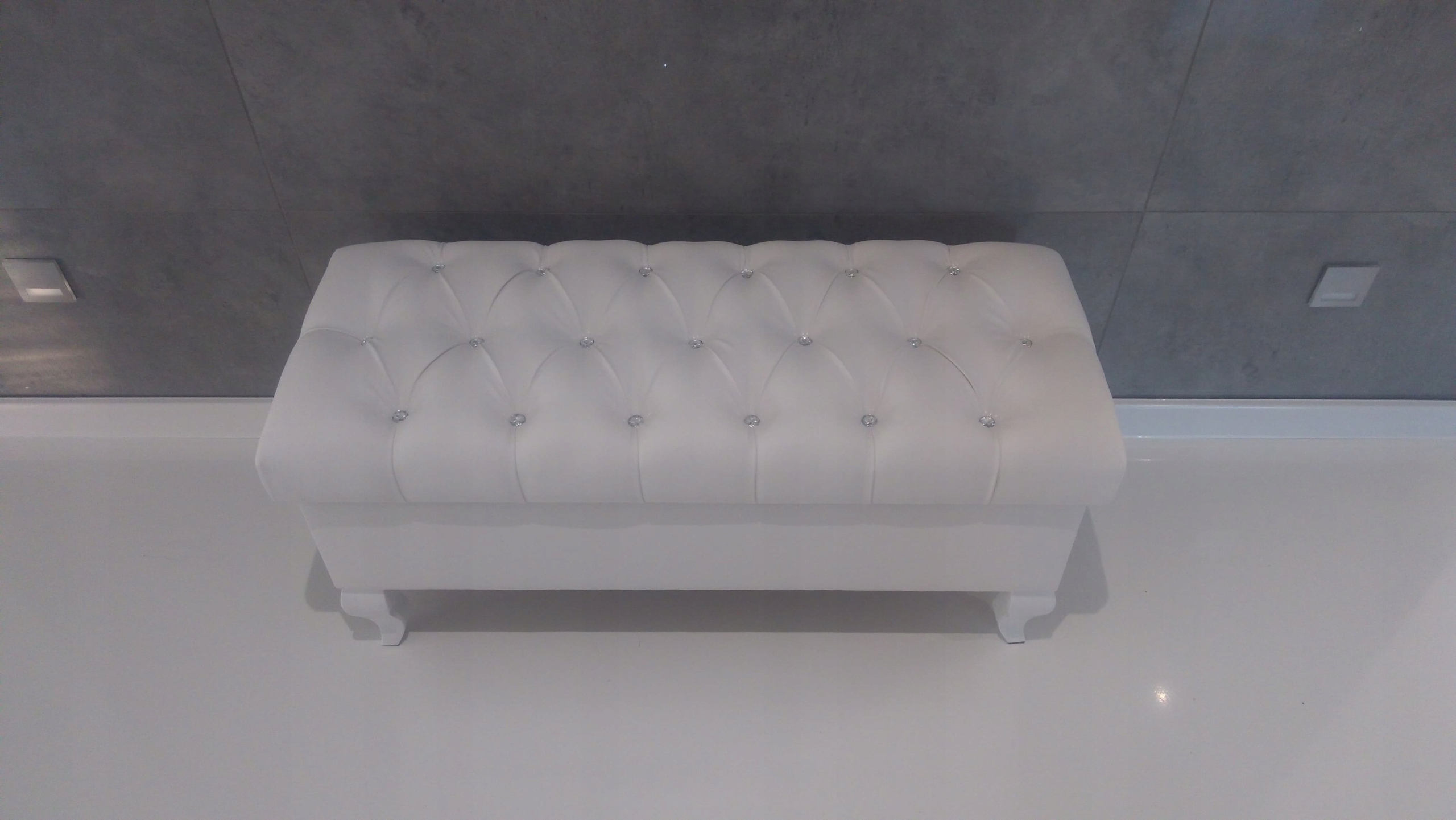 Pufa biała elegancka 100cm OTWIERANA kryształki Kolekcja Pufa 100 ludwik