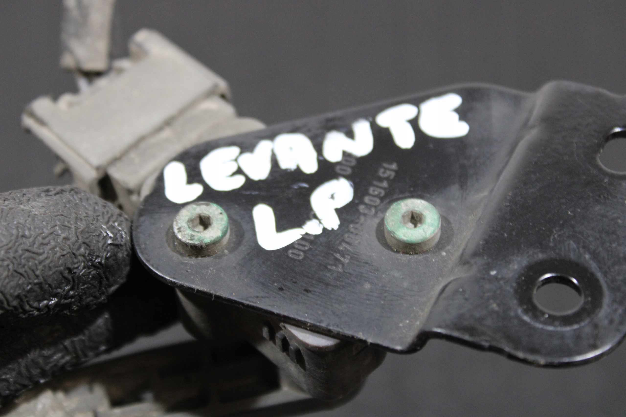 sensor POZIOMOWANIA left front MASERATI LEVANTE M161 670037525