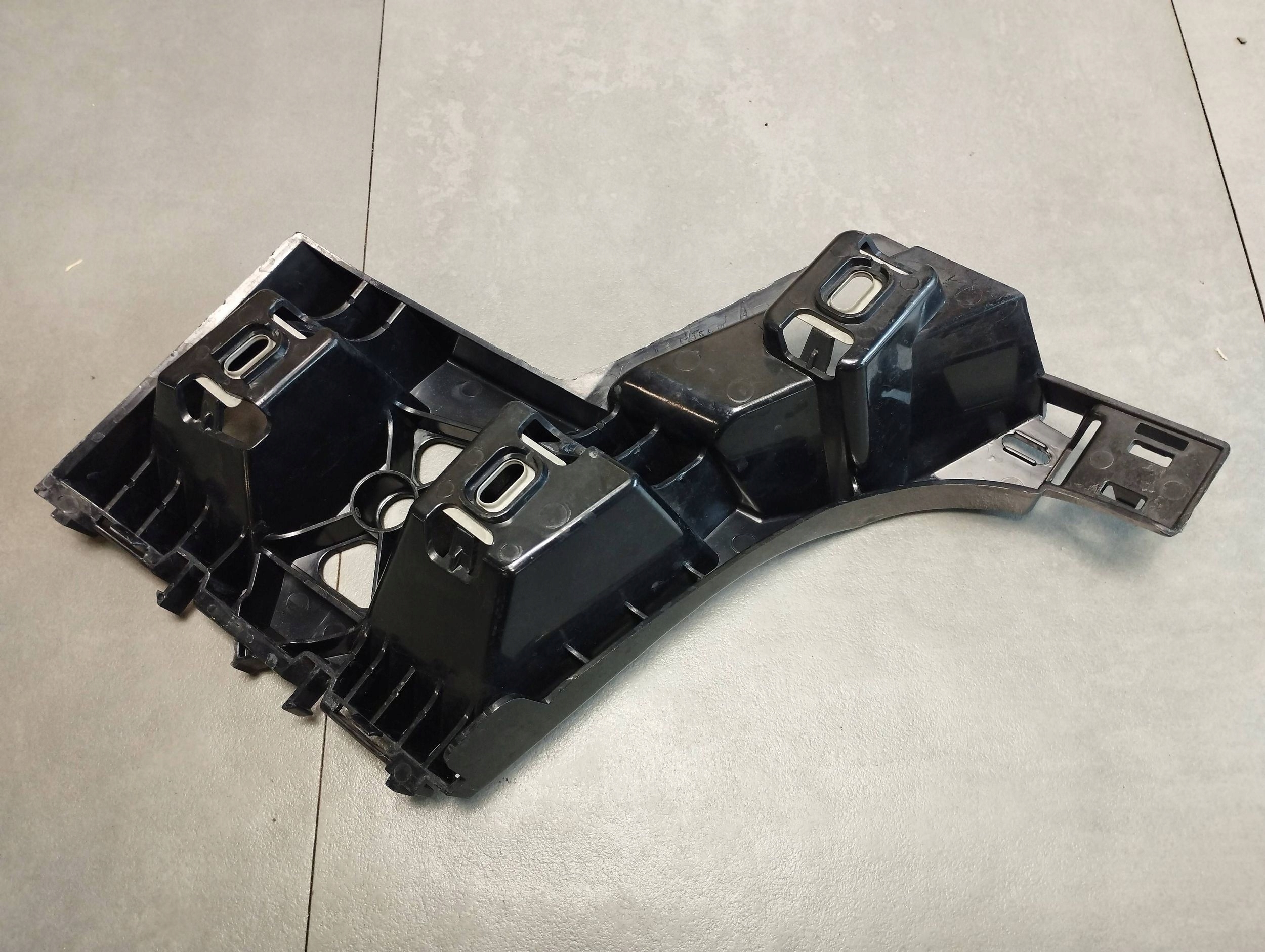 Mercedes-Benz GLE W166 bumper bracket left rear part A1668805703