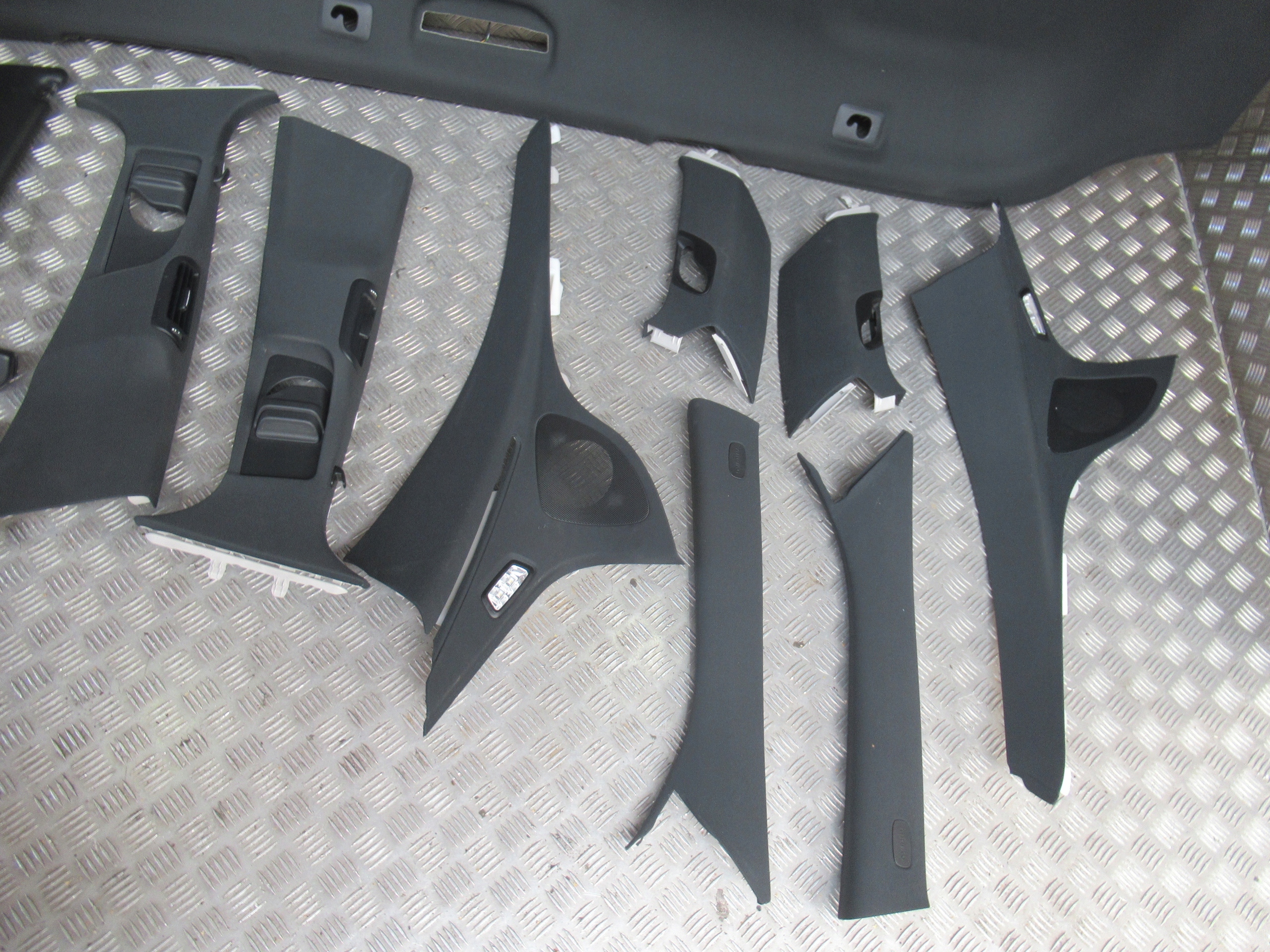 MERCEDES E W213 KOMBI PODSUFITKA CZARNA KOMPLETNA Producent części Mercedes-Benz OE