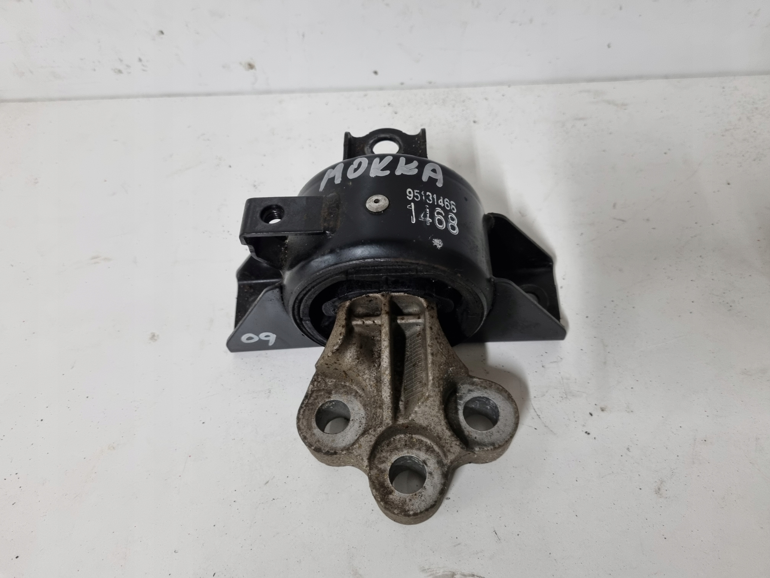 95131468 1.4T - OPEL MOKKA 1.4 T ПОДУШКА КРОНШТЕЙН ЛАПА ДВИГУНА