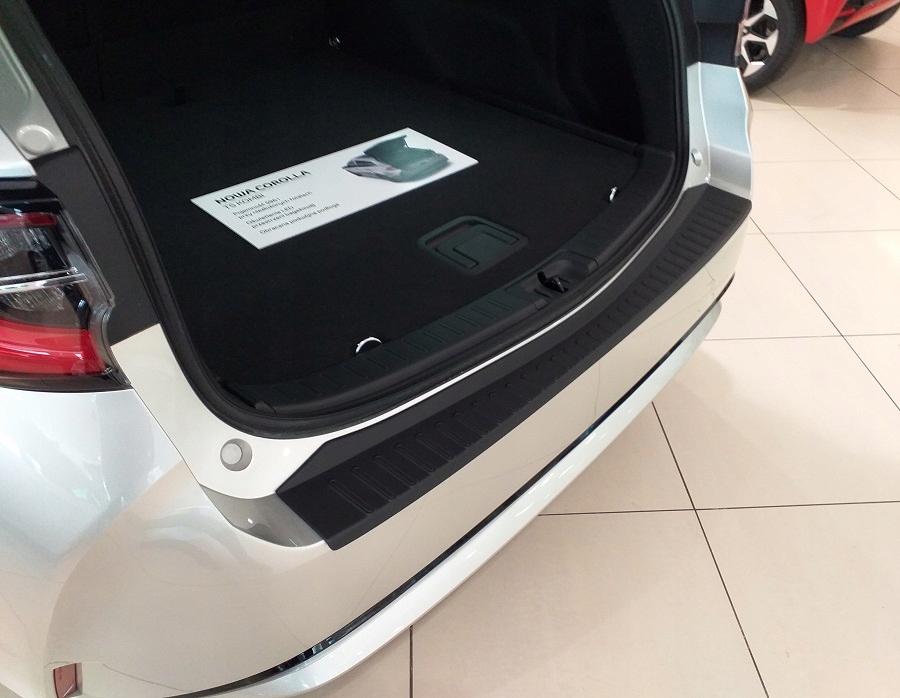TOYOTA COROLLA KOMBI 2019- NAKŁADKA NA ZDERZAK Kolor czarny