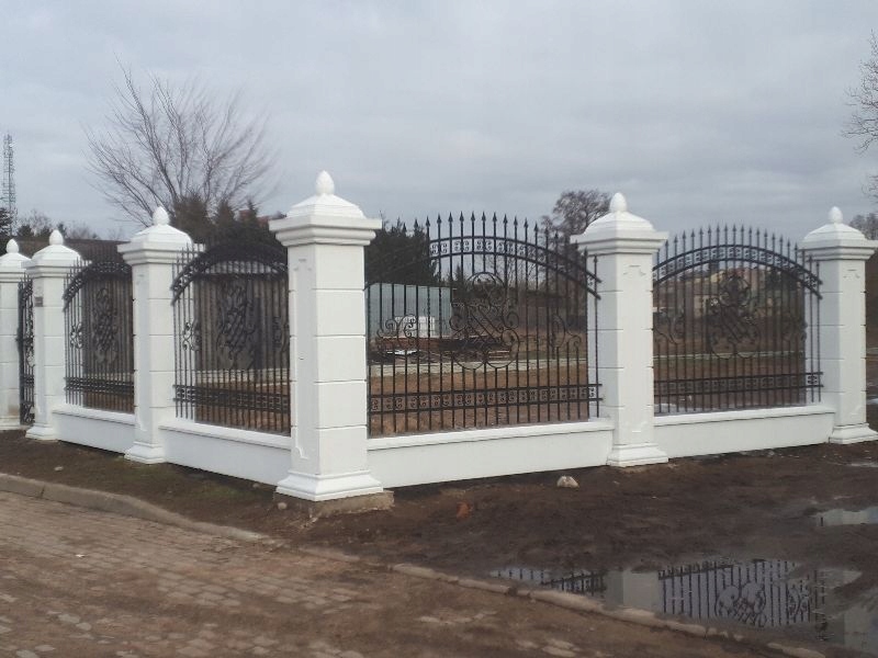 OGRODZENIA DWORKOWE ,SŁUP,PRZĘSŁA ,STYLOWE Materiał dominujący beton