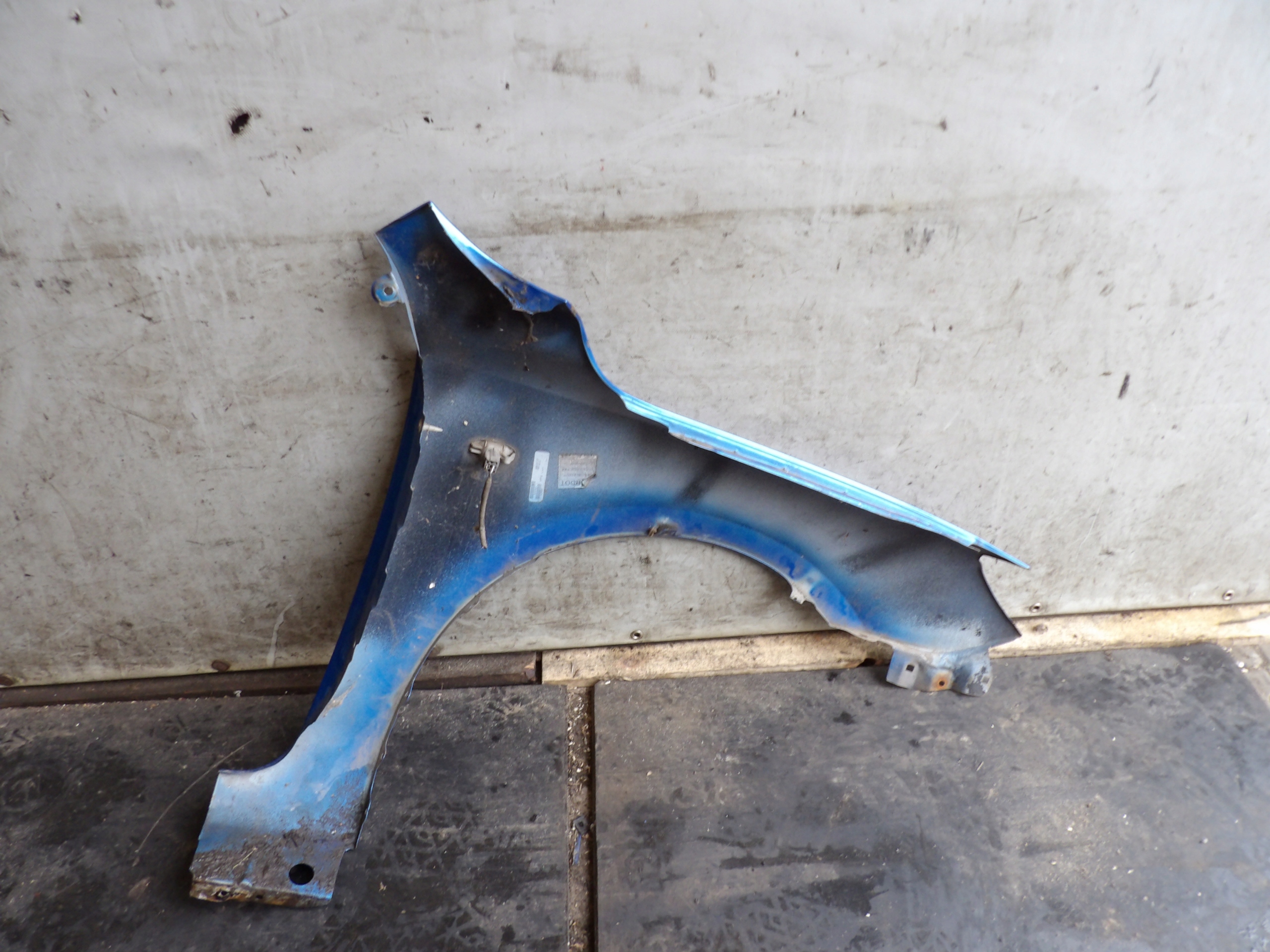 Mazda 3 and fender front left lift