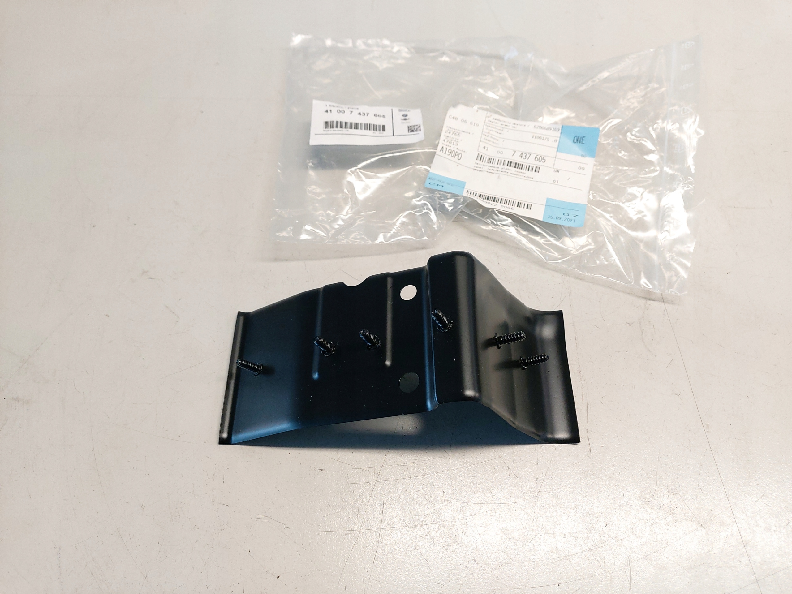 41007437605 - BMW G30 кронштейн панель усиления порога л