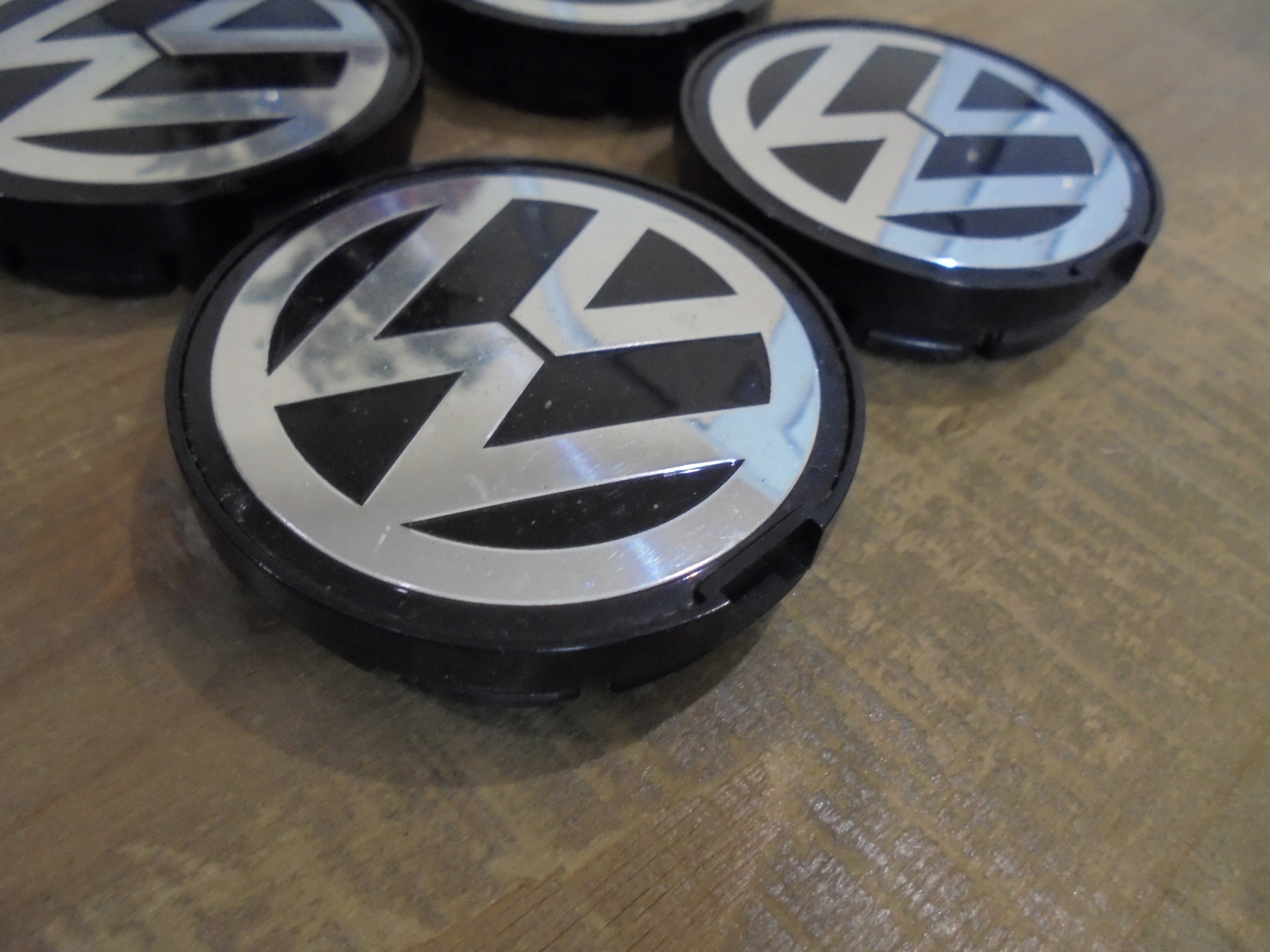 ORYGINALNE DEKIELKI VW 6N0601171 ROZMIAR 56mm Emblemat marki Volkswagen