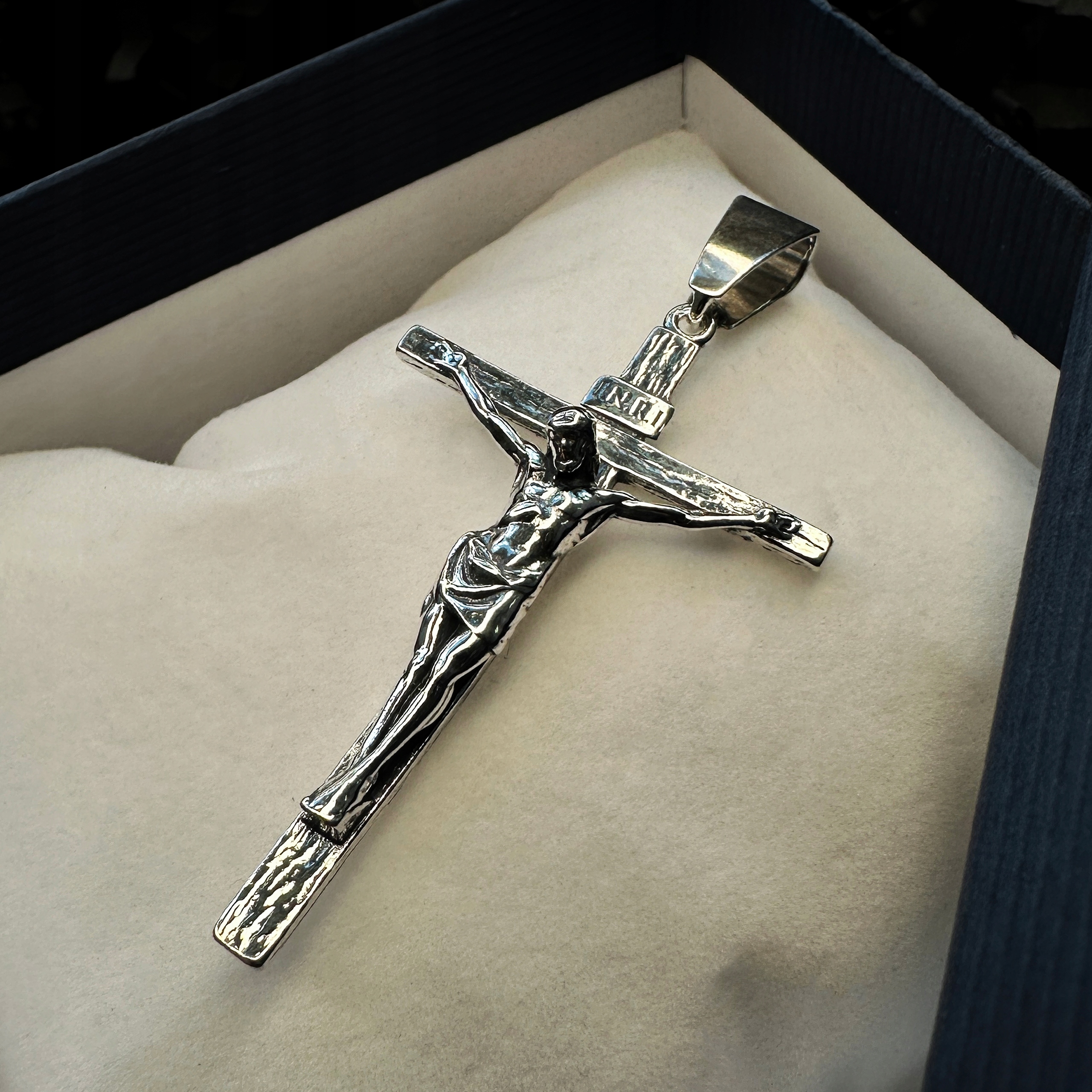 Krzyżyk srebrny 925 z Jezusem duży męski Materiał srebro