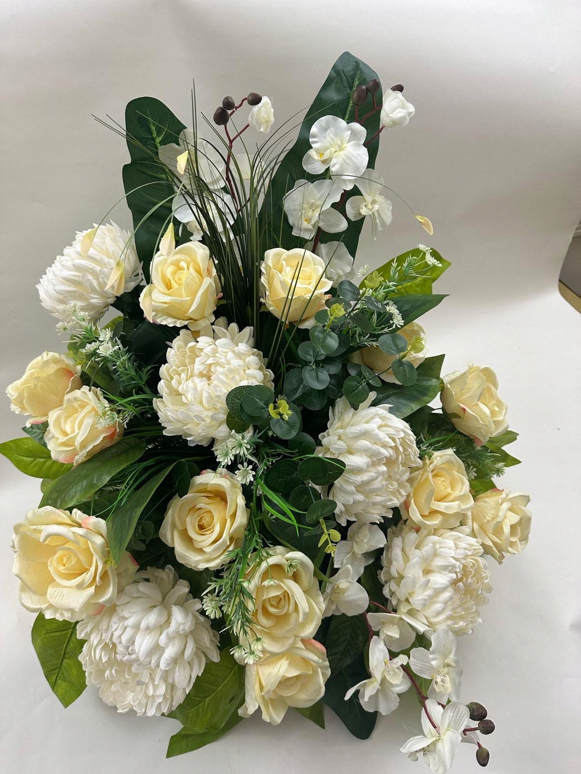 Kompozícia Kvety na hrob cintorín kytica kvetináč umelé kvety