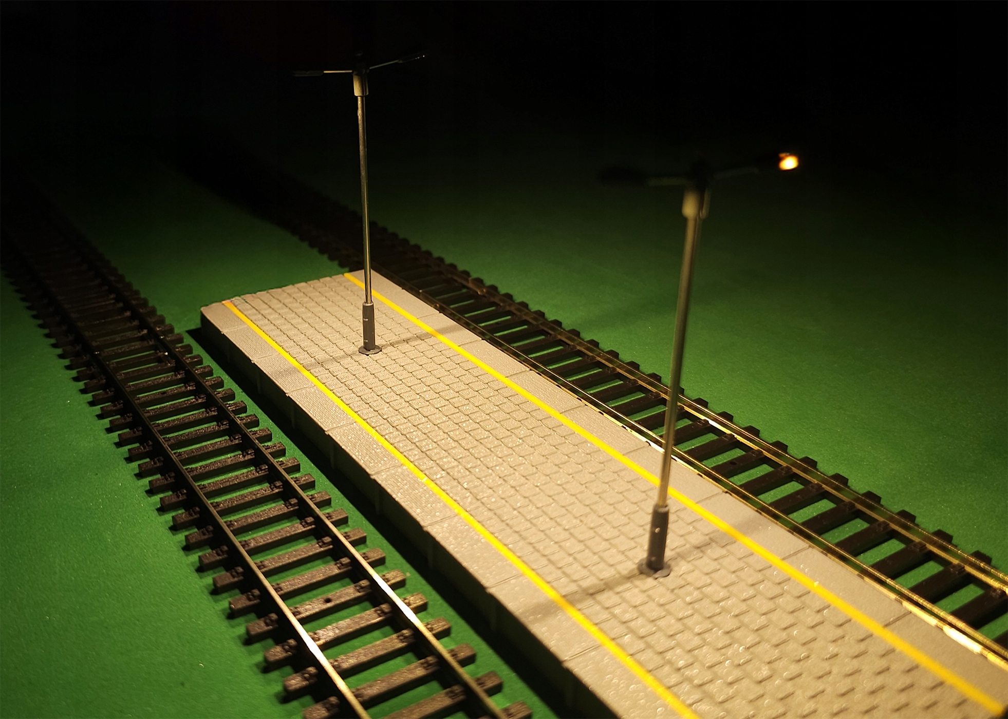 Peron wyspowy z latarniami H0 1:87 20 cm modułowy PRL ModRail