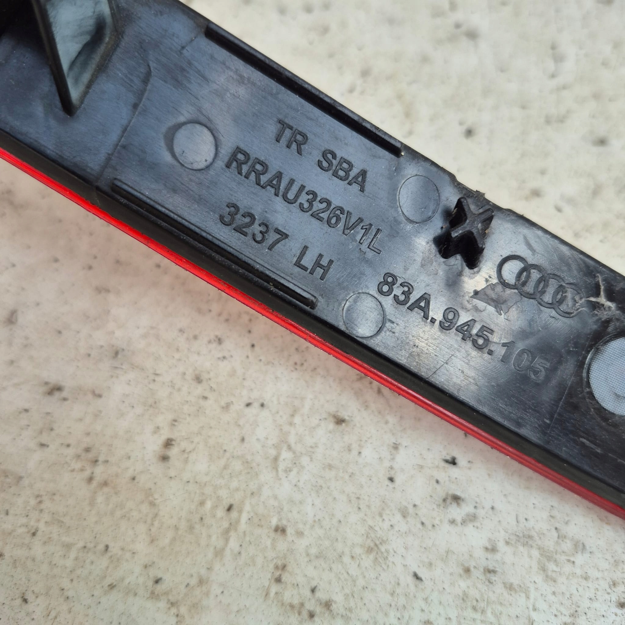 AUDI Q3 83A ODBLASK der Stoßstange heck links 83A945105A