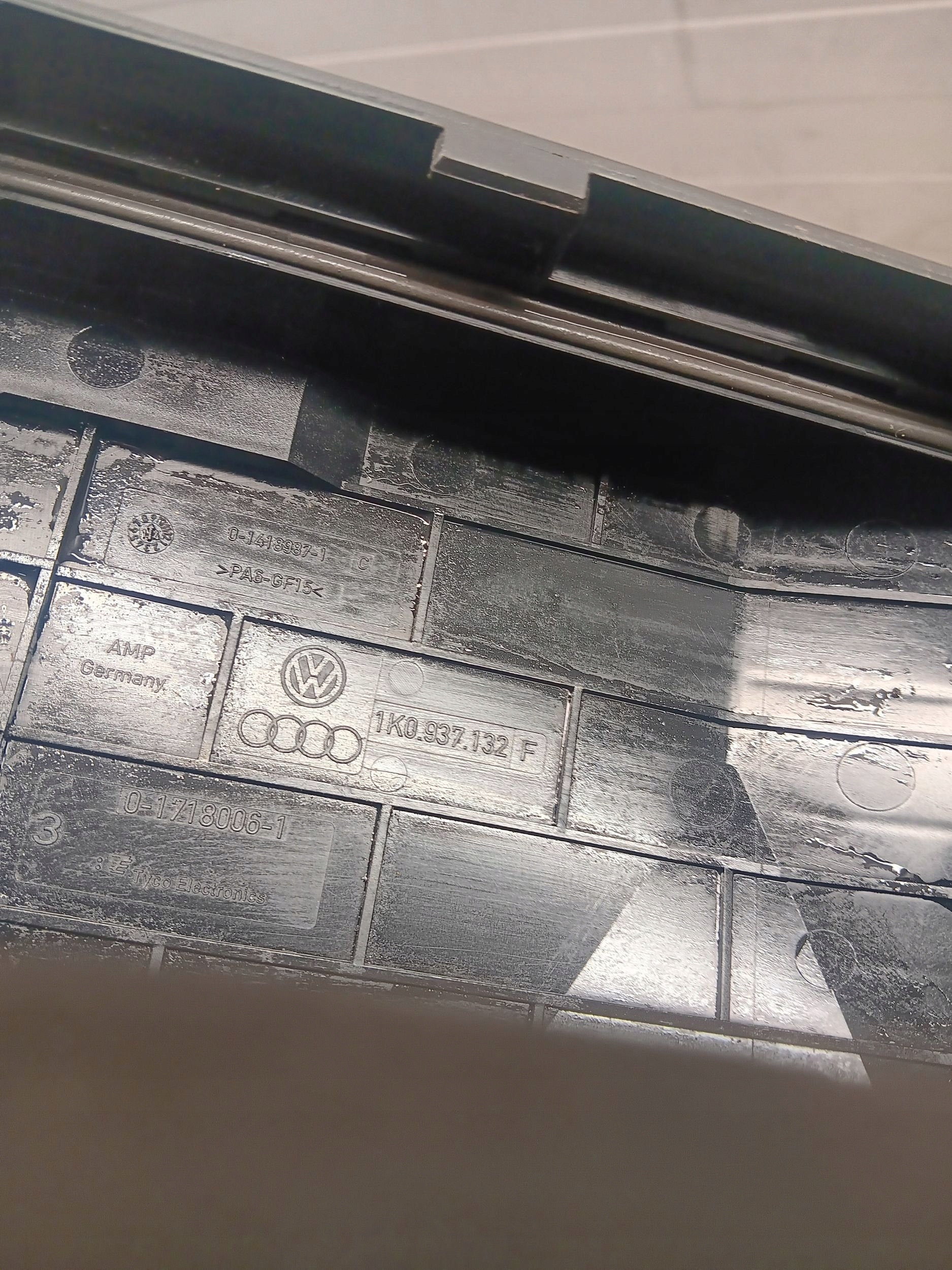 Audi Q3 8U 1K0937132F коробки предохранителей