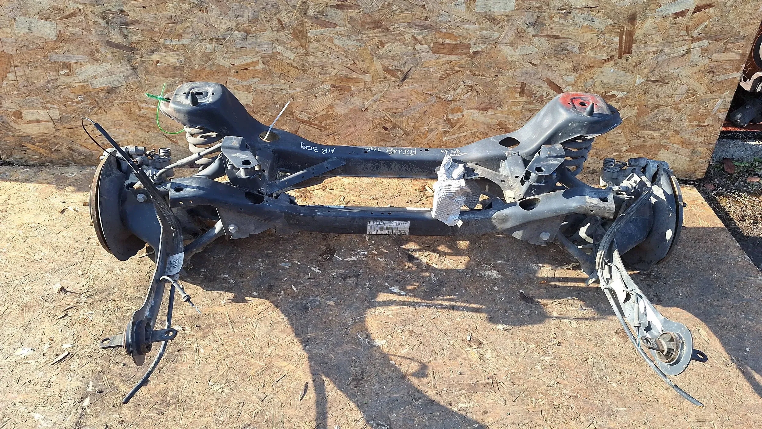 BELKA OŚ ZAWIESZENIE TYŁ TARCZE KPL FORD FOCUS MK3 KOMBI