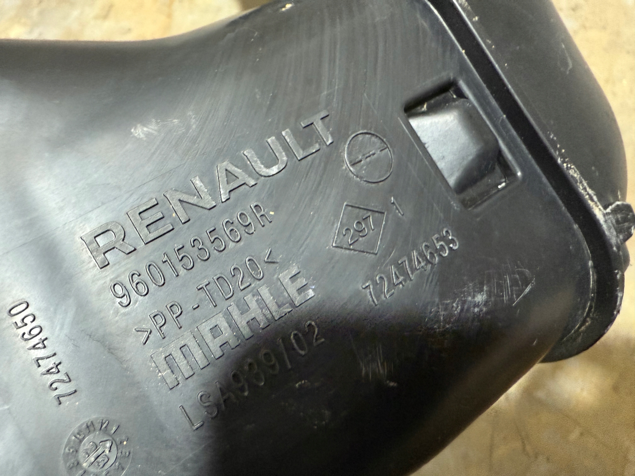 renault EXPRESS 1.5 21- труба впуск патрубок Воздух целый оригинал