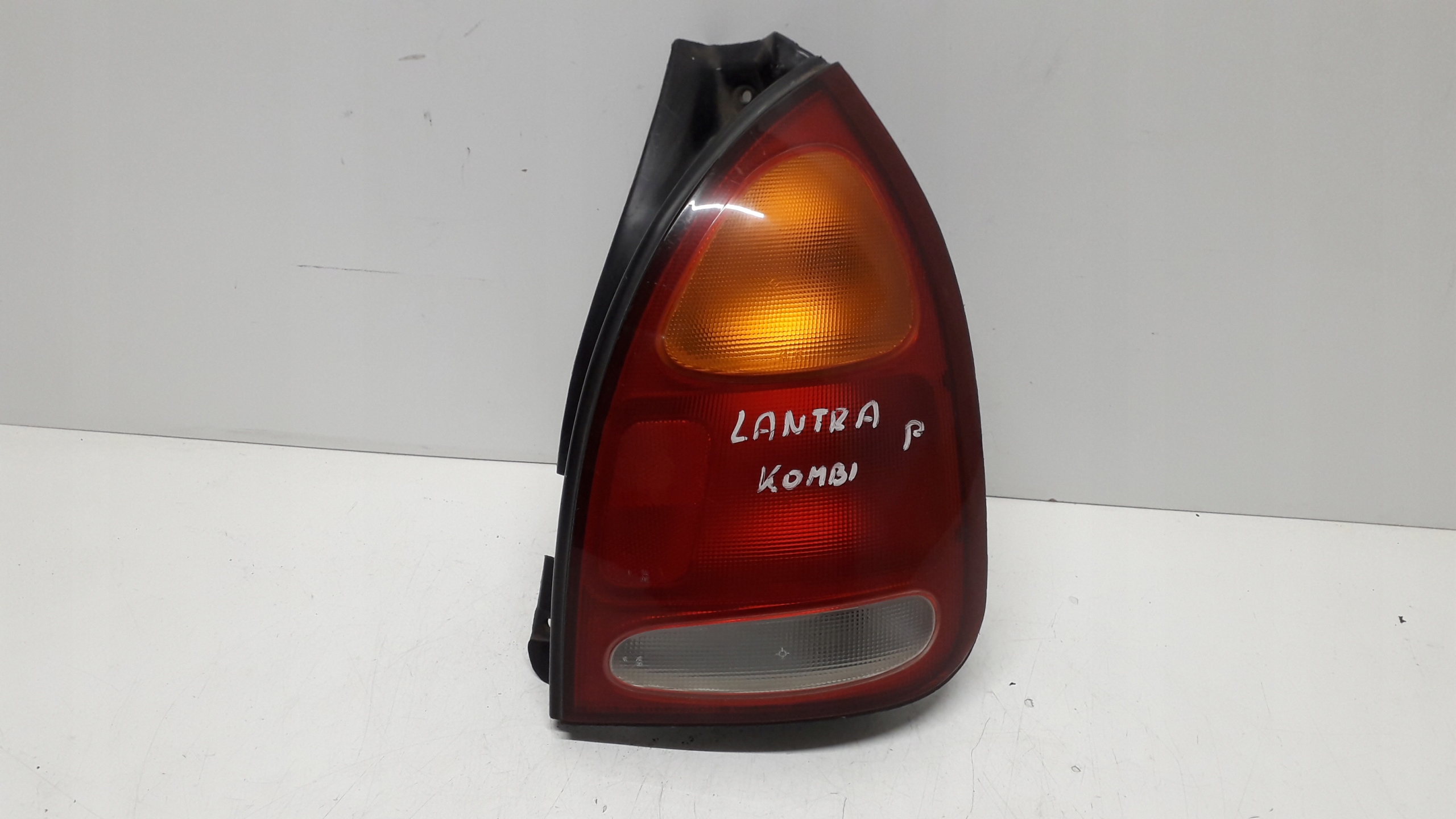 HYUNDAI LANTRA KOMBI 95- LAMPA PRAWA TYLNA