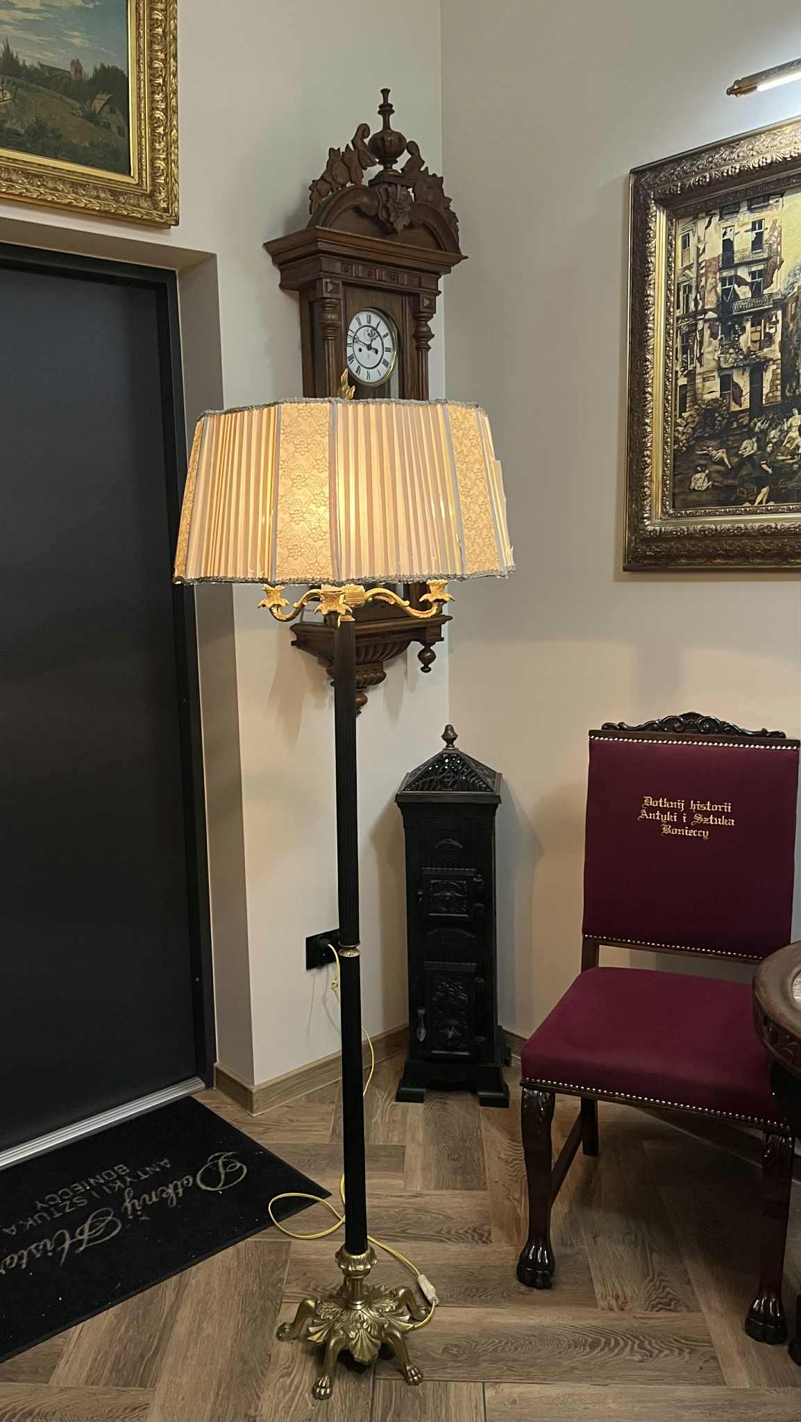 СТАРИННАЯ ЛАМПА ДЛЯ ГОСТИНОЙ, СТОЯЩАЯ НА ЛЬВИНЫХ ЛАПАХ - ИСПРАВНАЯ