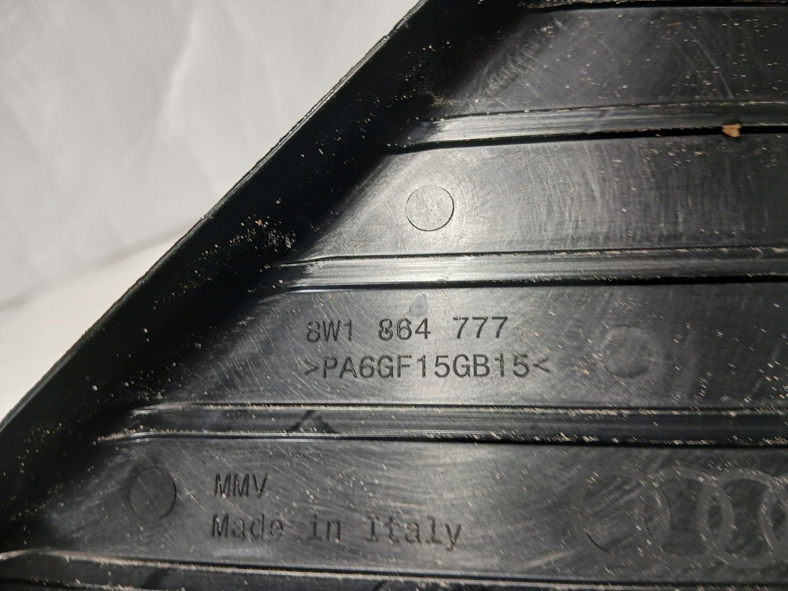 AUDI A4 B9 LIFT PODNOZEK PODSTOPNICA 8W1864777