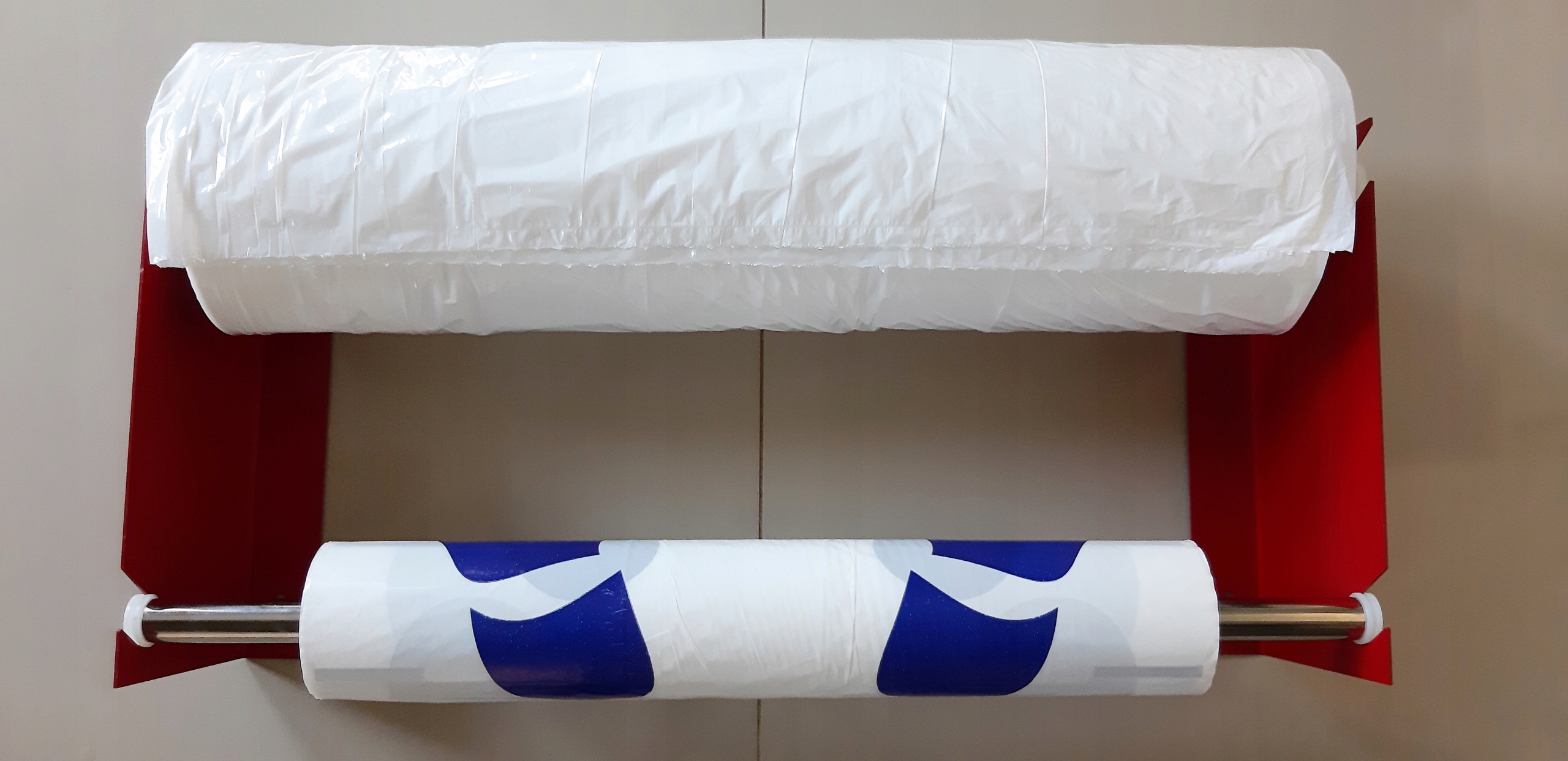 Vešiak na ochranné fóliové poťahy na kreslo, koberčeky, vrecia