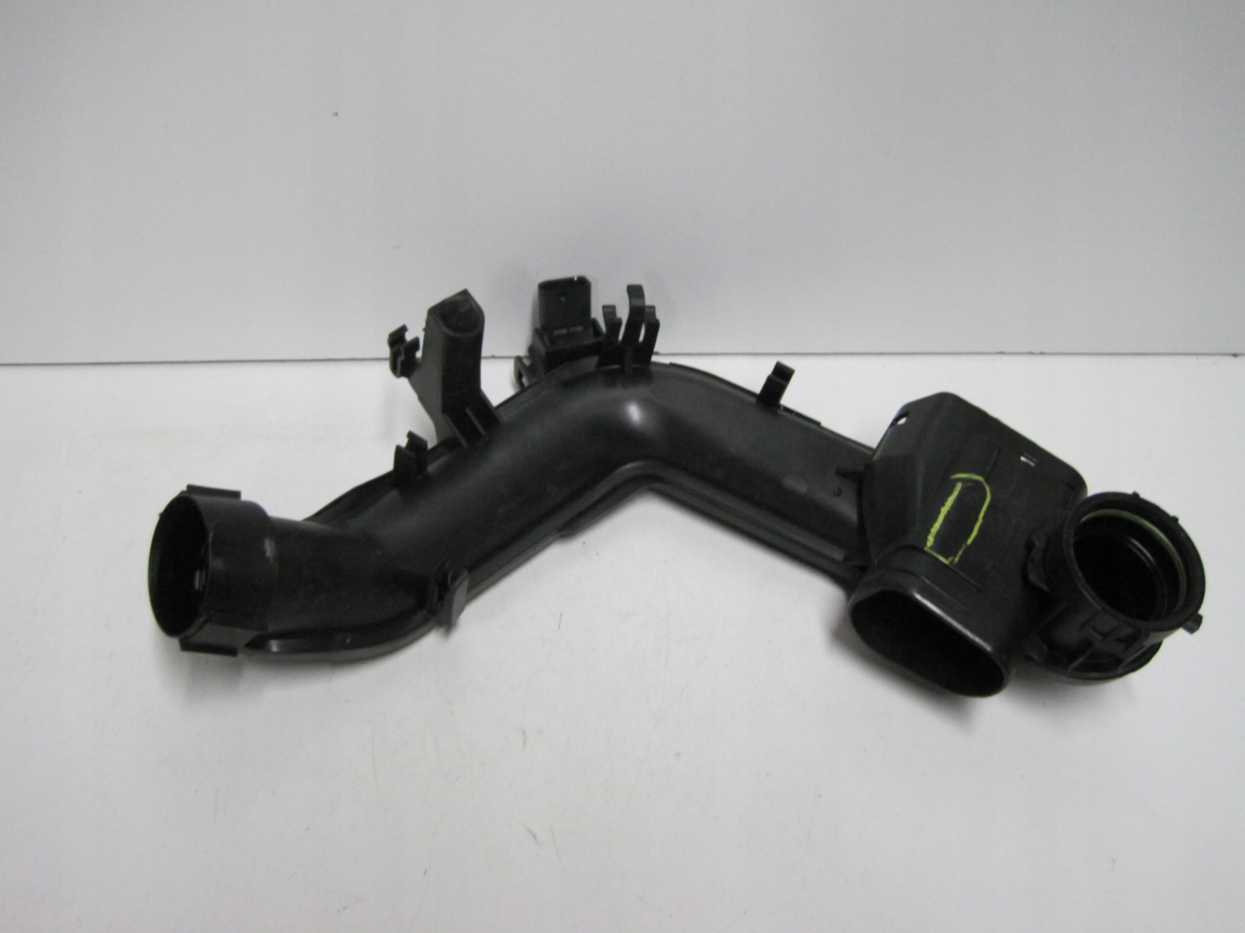 intake air pipe VW 04C145673B