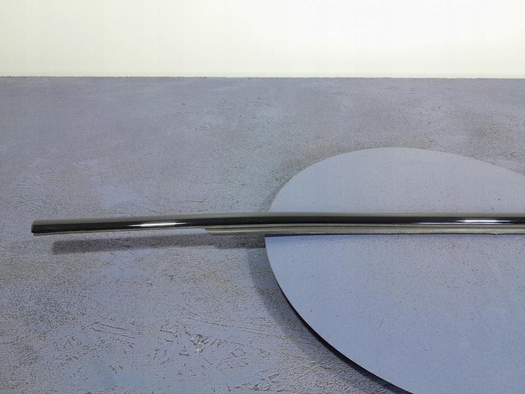 VOLVO XC60 II LISTWA ZGARNIAJĄCA DRZWI TYŁ LEWA Numer katalogowy części 01