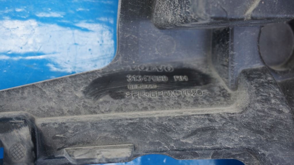 VOLVO V40 R-design - bumper bracket right front