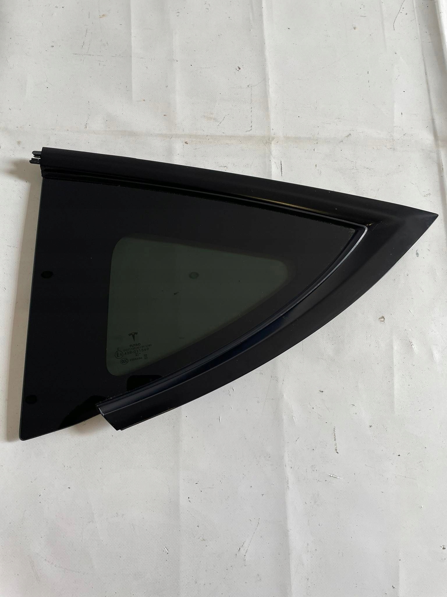 1600808-00-A - TESLA Y СТЕКЛО ЗАДНЕЕ ЛЕВОЕ