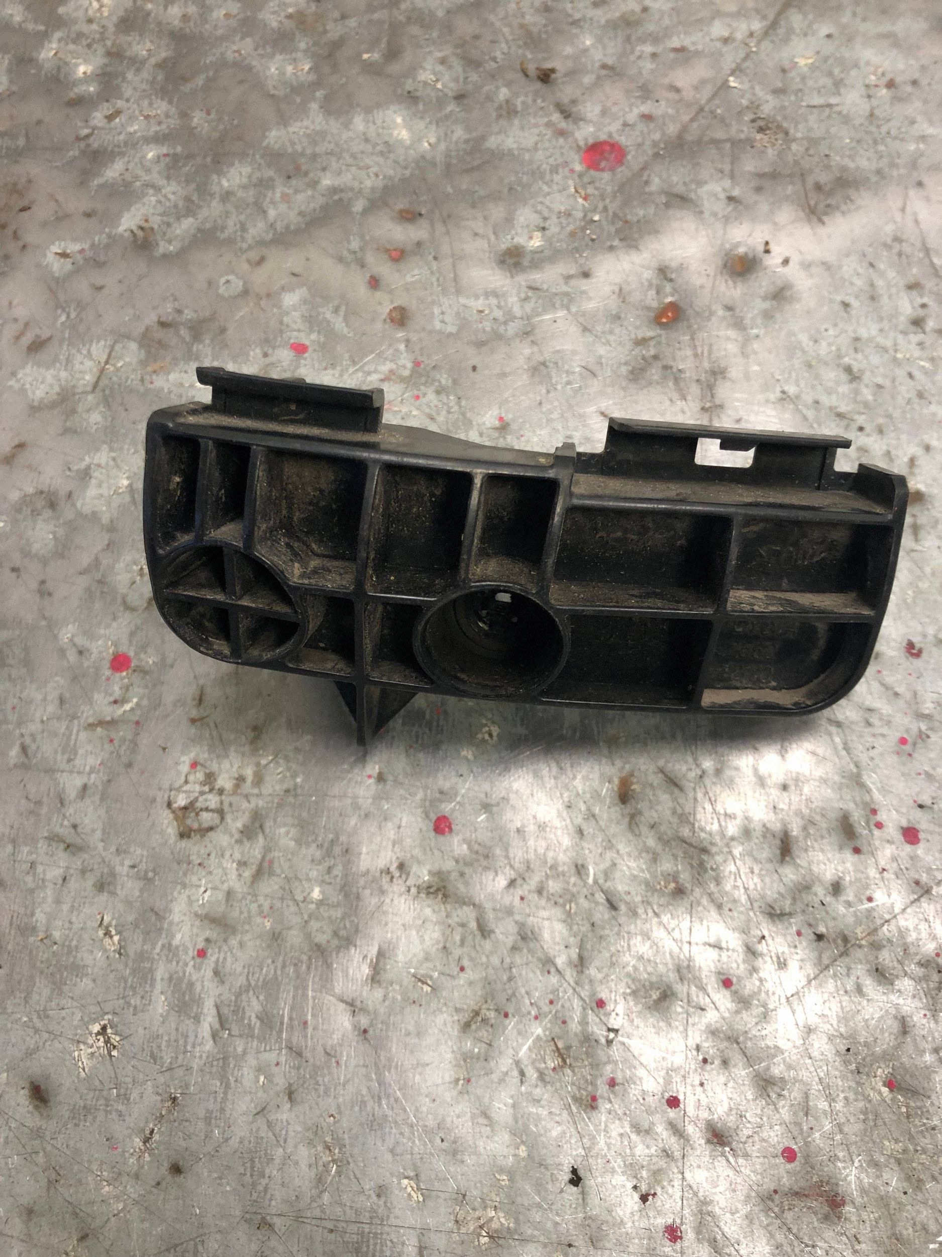 bumper bracket right rear part TOYOTA AURIS and 52562-12110