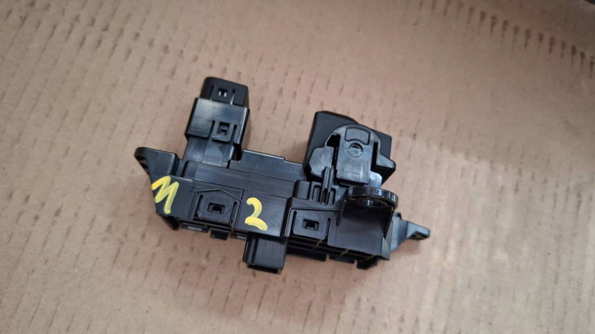 button electric brake Mazda 2 2024r 75P286