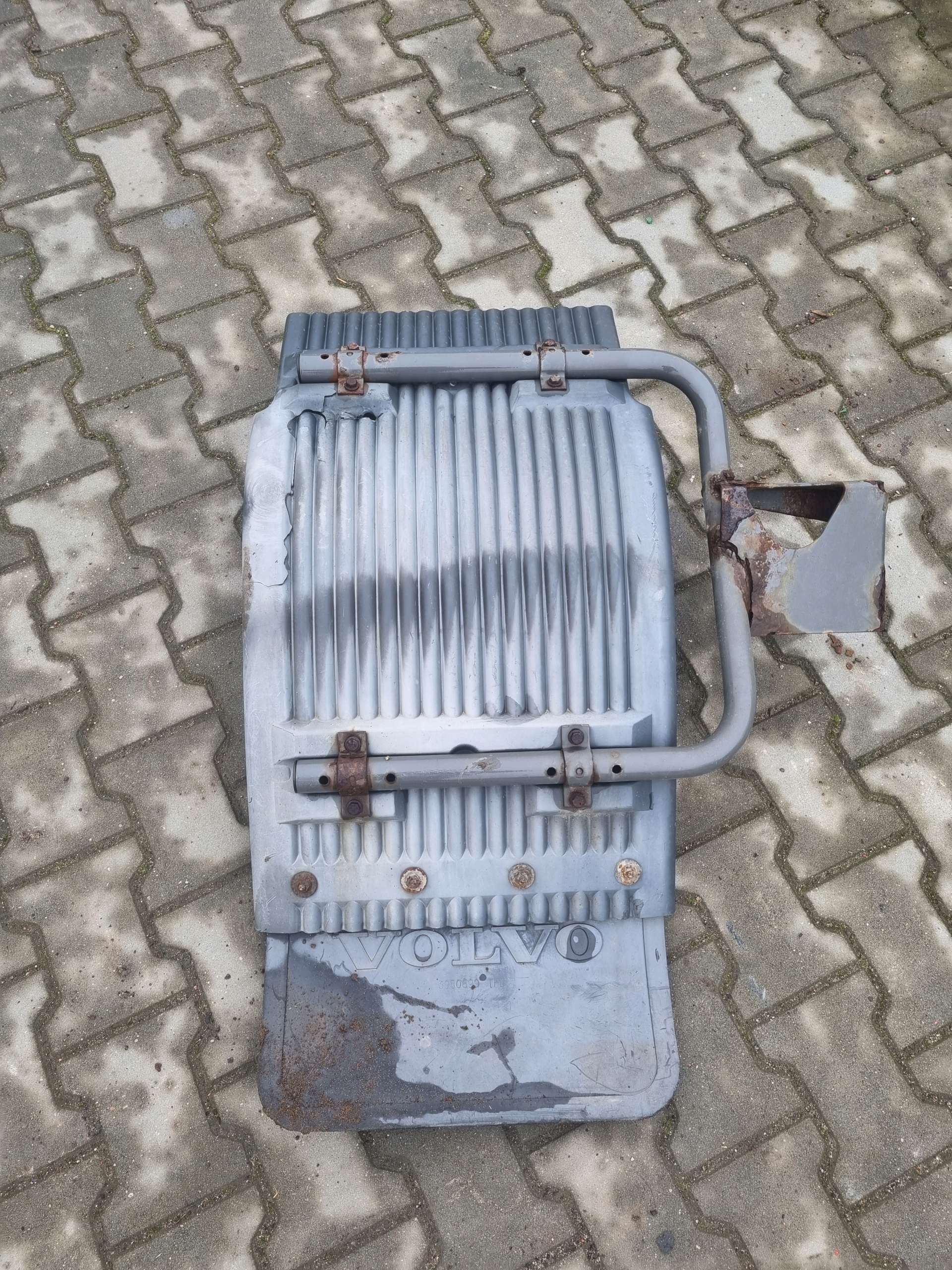 BŁOTNIK LEWY NADKOLE MOCOWANIE VOLVO FL 6 00-06 R19.5