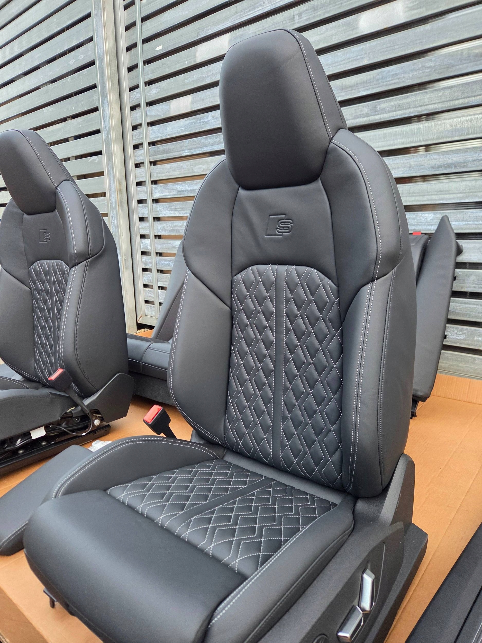 Audi Q8 E-TRON SPORTBACK s 4KE бочки подлокотник кожа