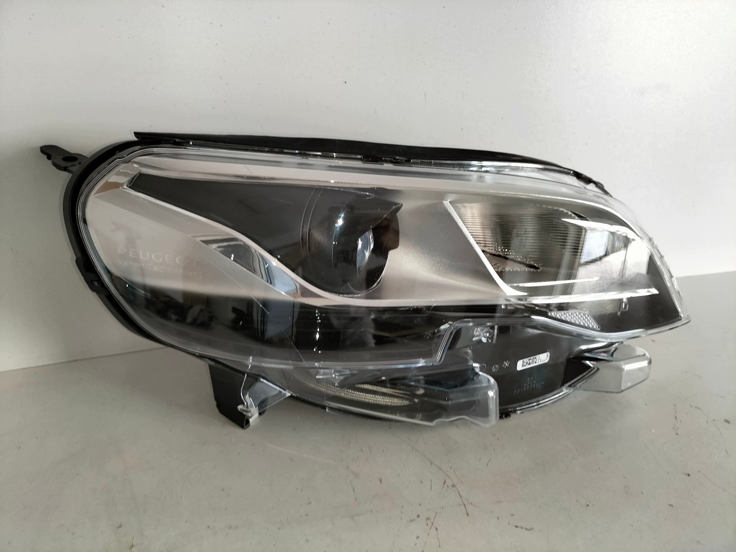 light front reflektor right PEUGEOT EXPERT III 16- TRAVELLER XENON