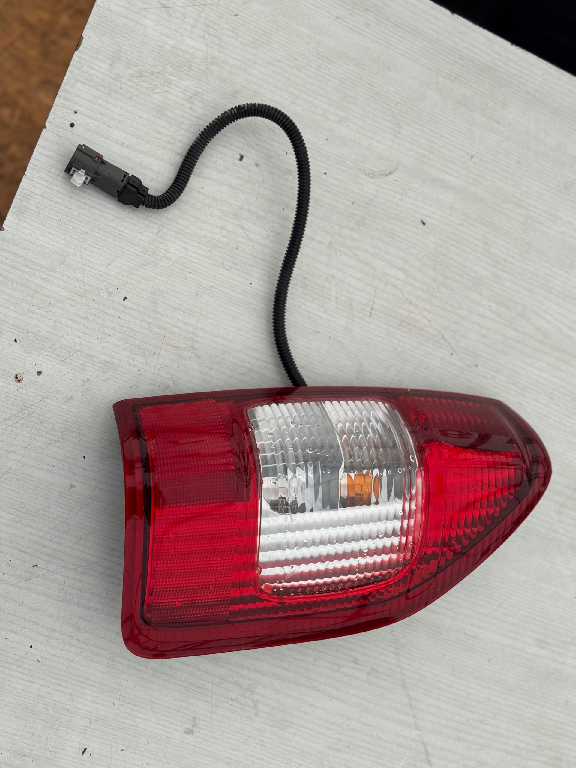 light right rear ISUZU D-MAX and 02-07 bdb