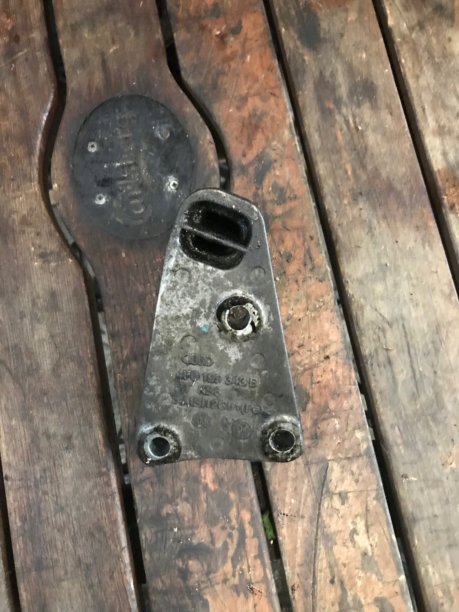 AUDI A6 C6 4.2 V8 držák drzák motoru 4F0199343B