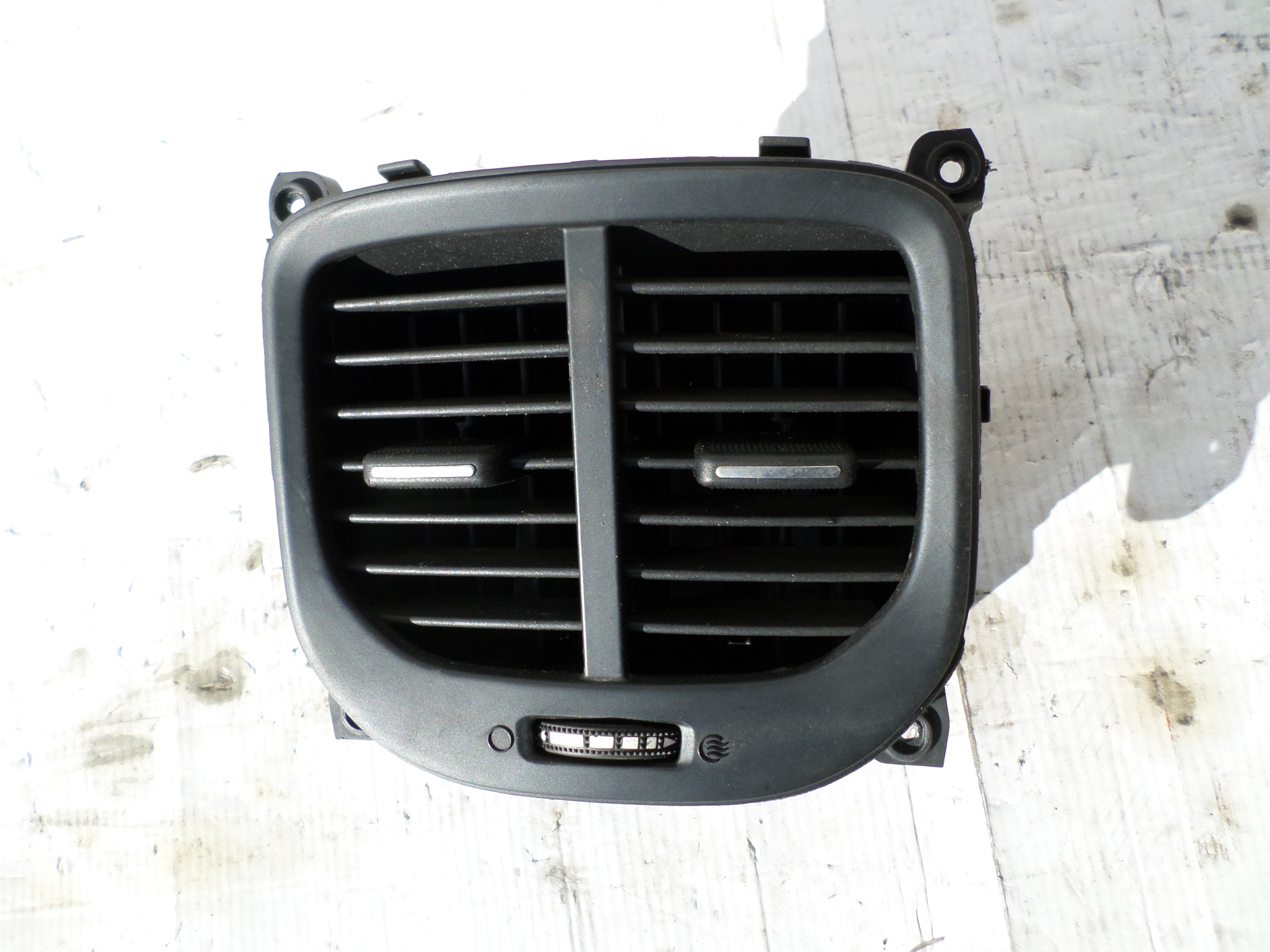 97040-A4000 - ВЕНТИЛЯЦИОННАЯ РЕШЕТКА ЗАДНЯЯ KIA CARENS IV