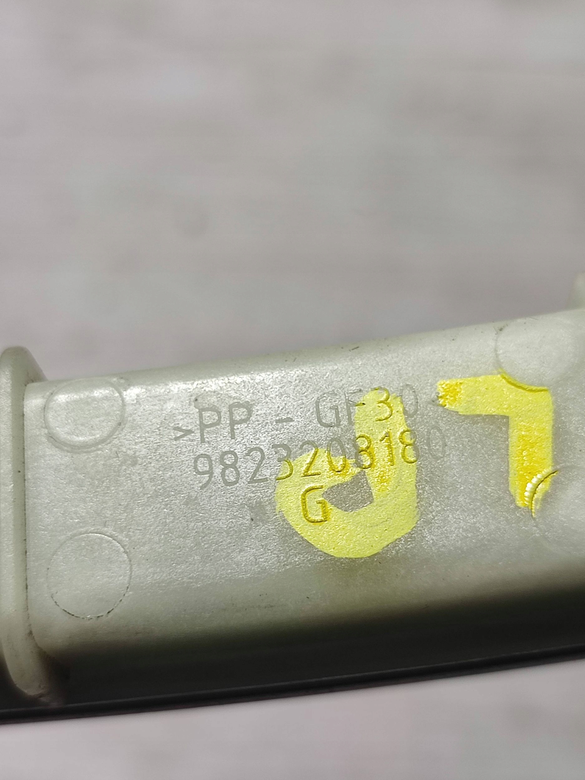 Opel Corsa F 2020 front side left Element mocujacy szybe