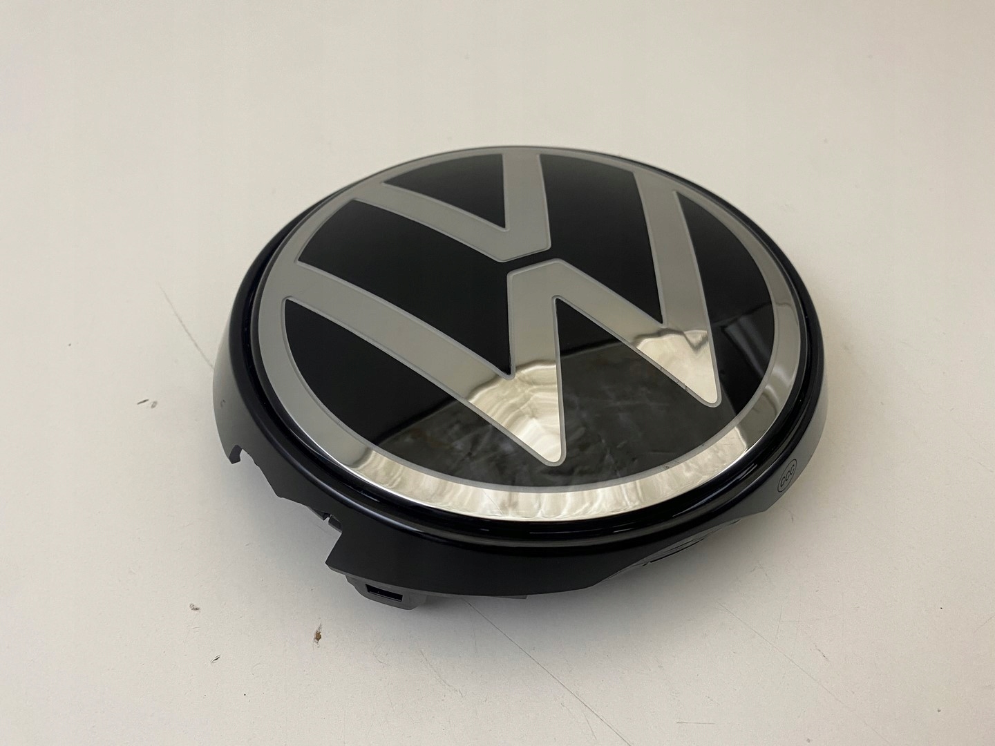 VW 30C EMBLEMAT ATRAPY PRZÓD ZNACZEK GRILL PODŚWIETLANY 30C853600A Numer katalogowy części 30C853600A