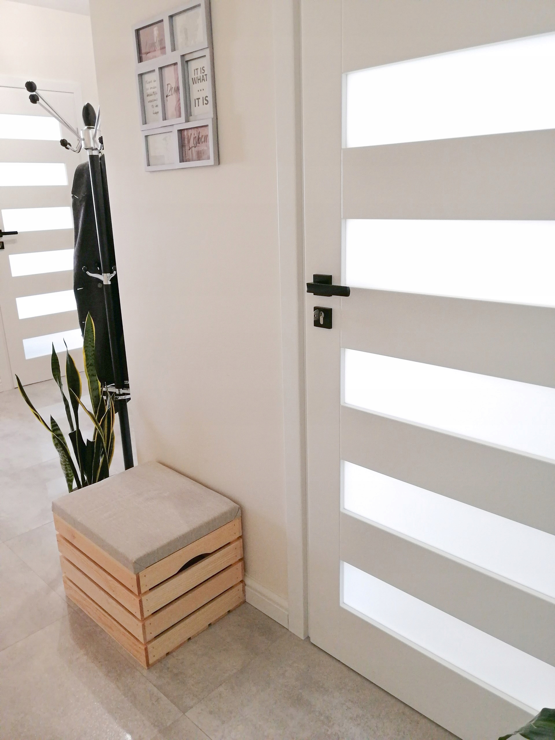 SCHOWEK DUŻA PUFA SIEDZISKO SKRZYNIA SOSNOWA KUFER Kolor korpusu biały