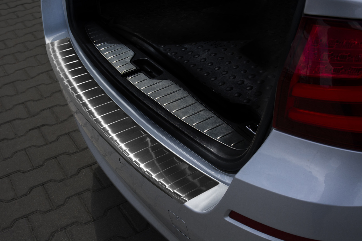 LISTWA NAKLADKA NA ZDERZAK BMW 5 F11 TOURING Installation side Rear