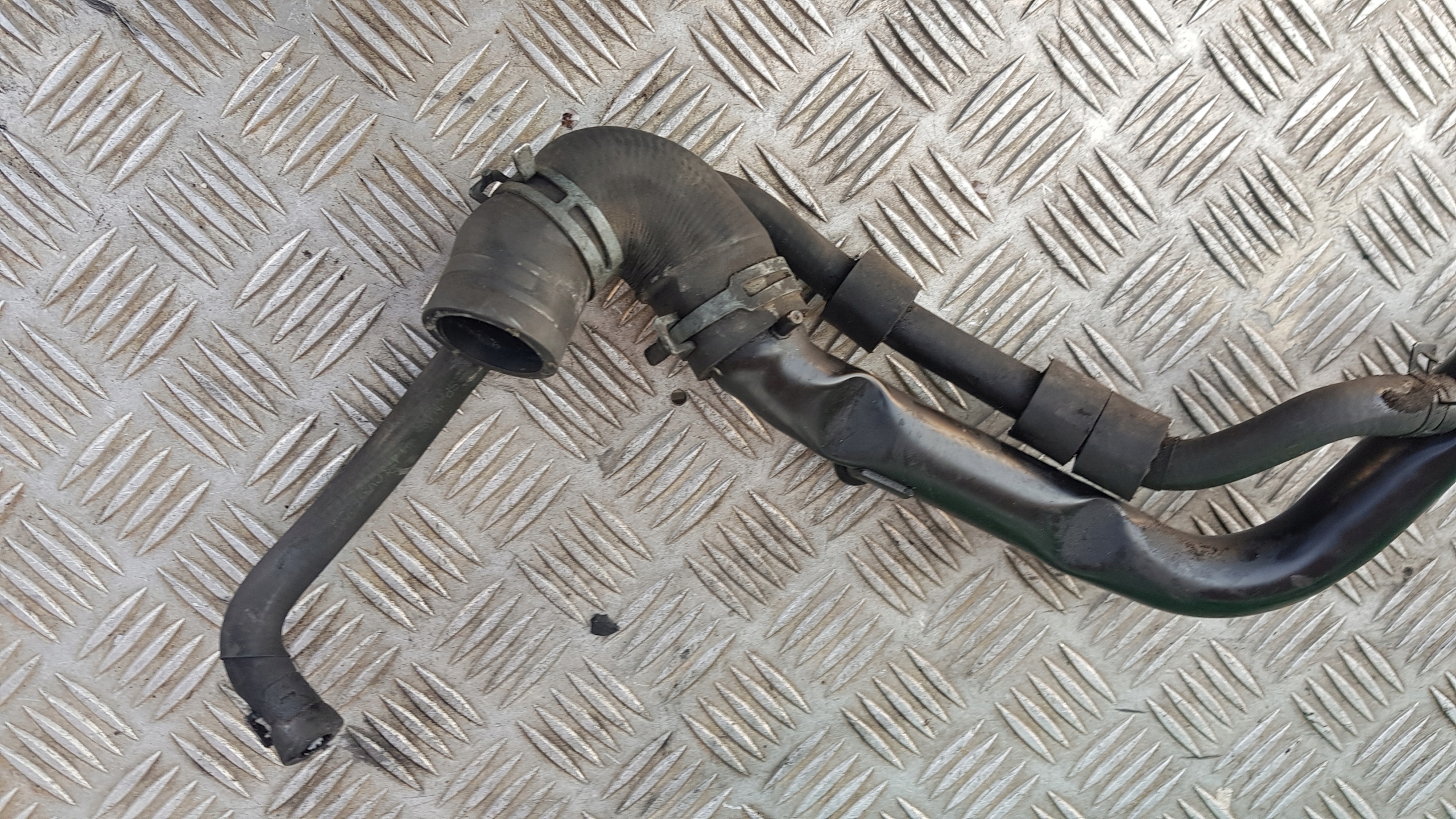 AUDI A4 B6 1.9 TDI MAGISTRALA vody předek 038121071R