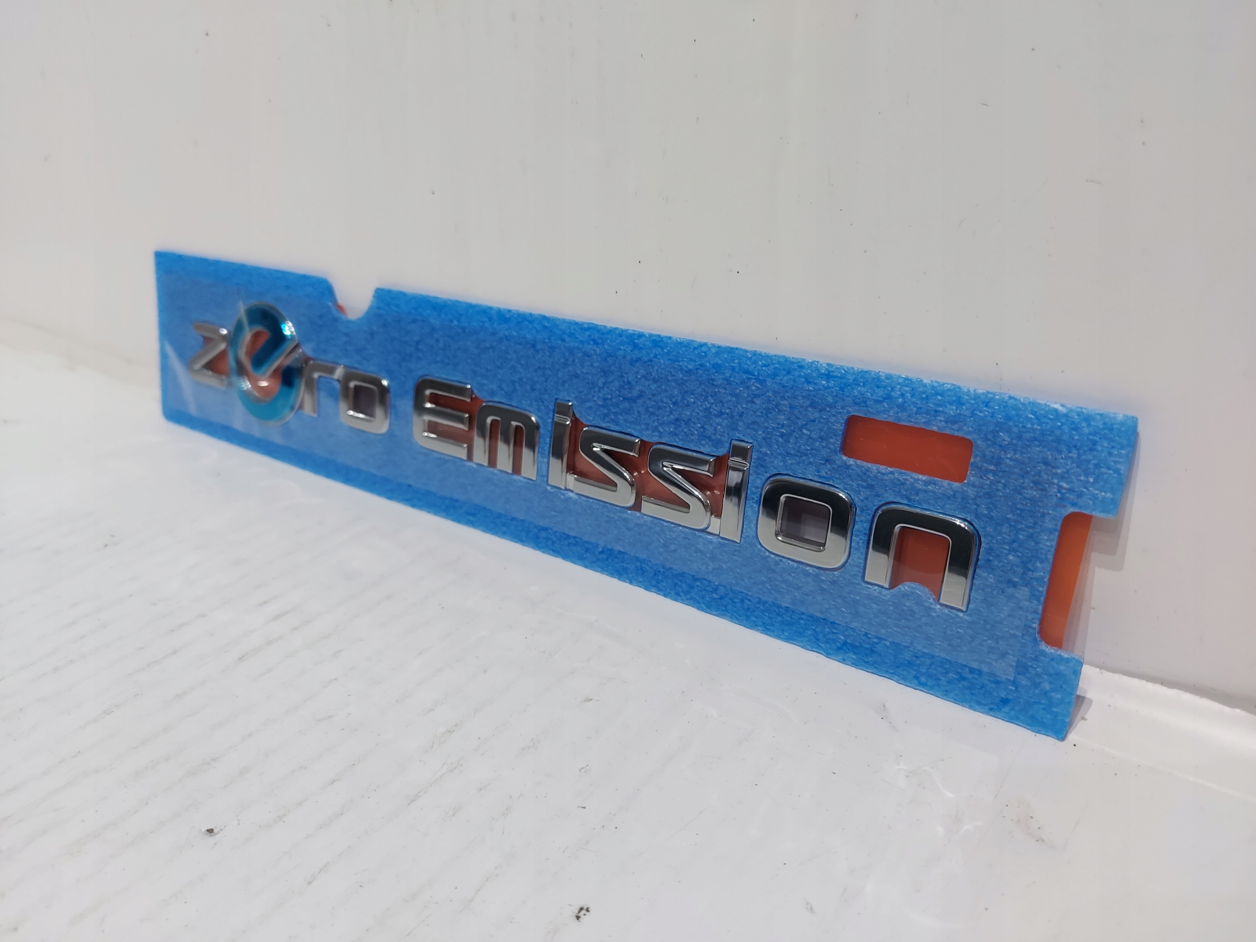 NISSAN LEAF e-NV200 ZERO EMISSION EMBLEMAT NAPIS ZNACZEK PRZEDNICH DRZWI Marka Nissan