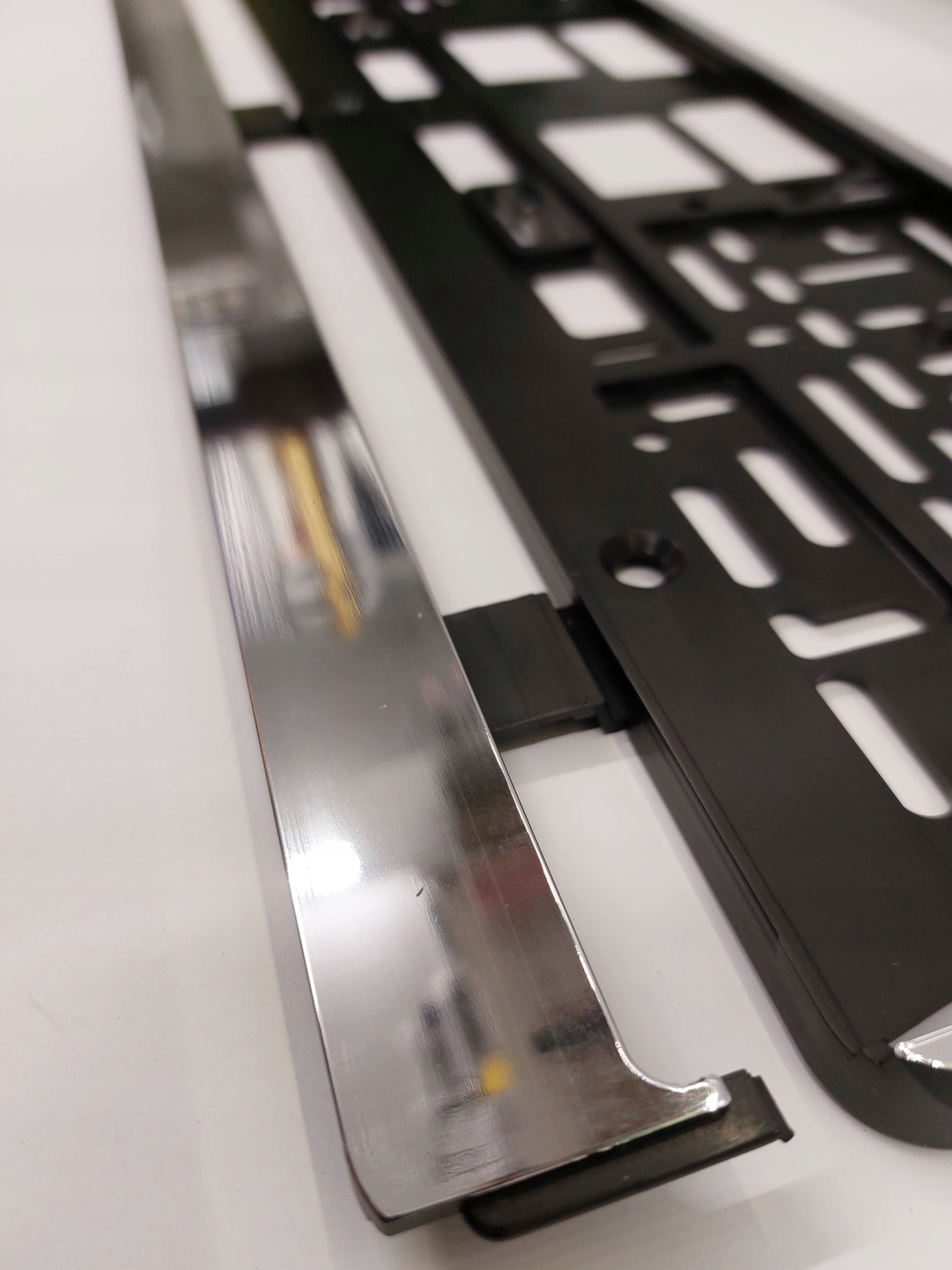 RAMKA DO TABLICY REJESTRACYJNEJ CHROM Z REKLAMĄ EAN (GTIN) 77062906