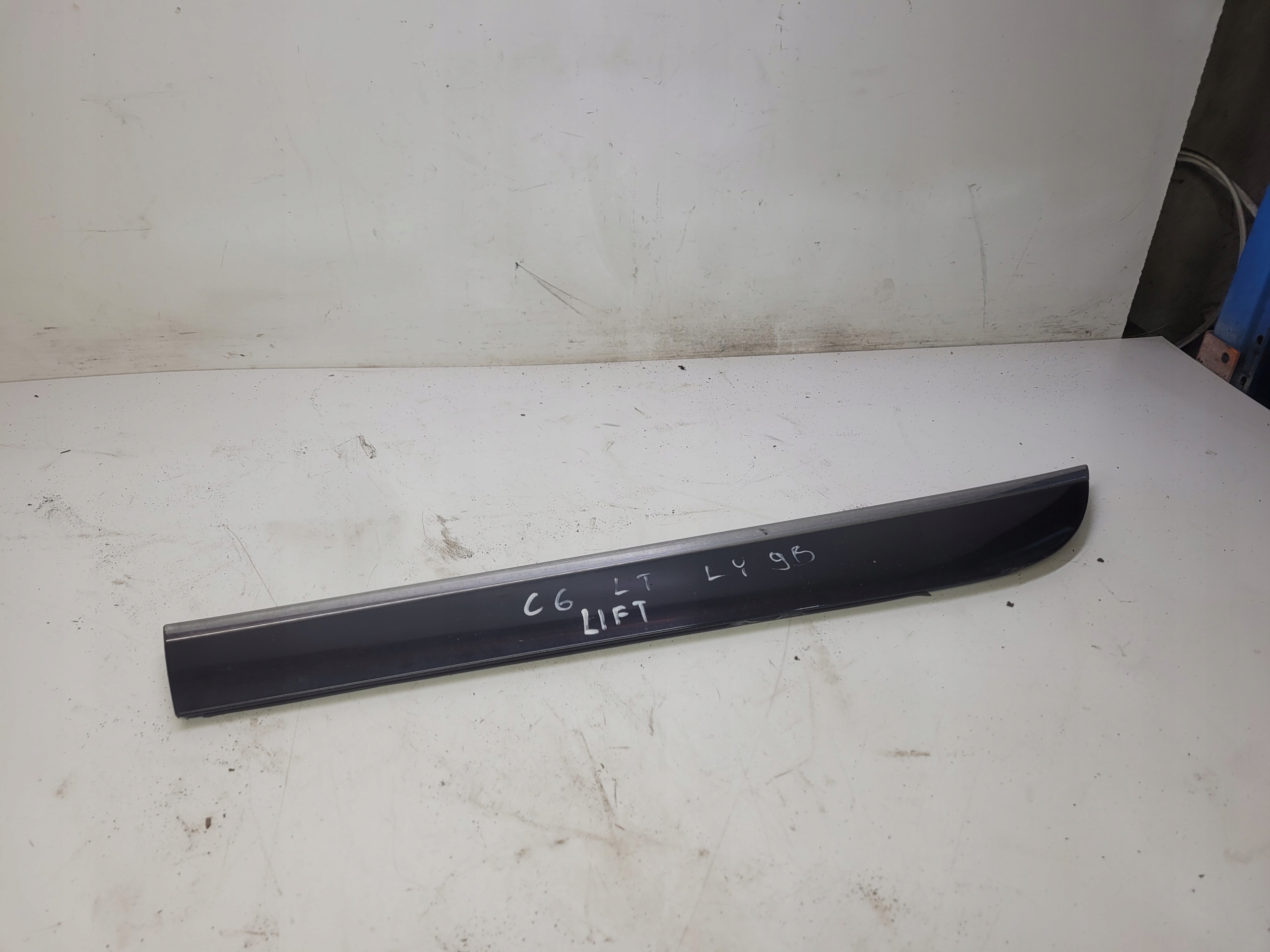moulding door lower left rear part AUDI A6 C6 LIFT LY9B