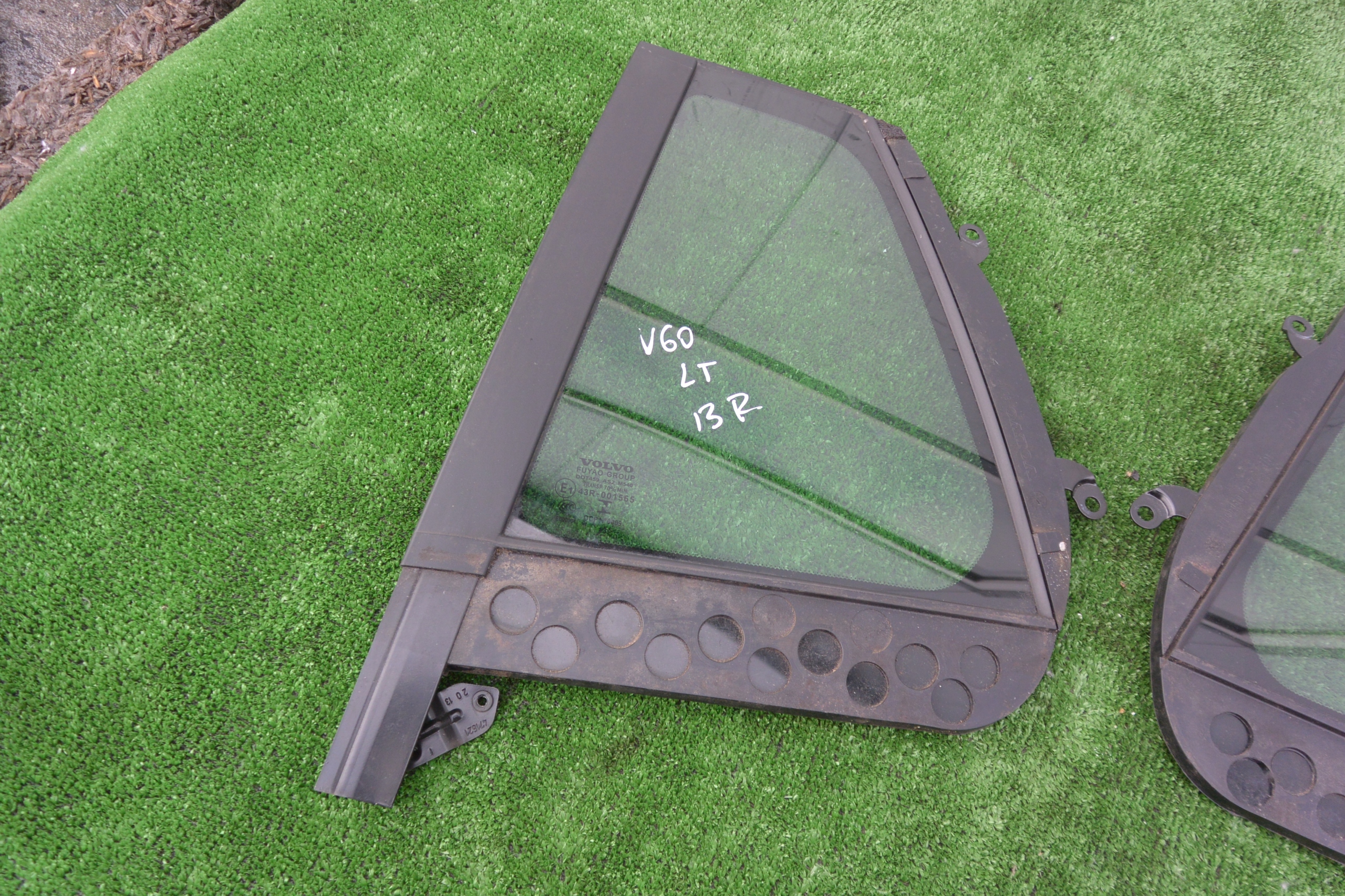 Заднее стекло треугольник VOLVO V60 II LIFT