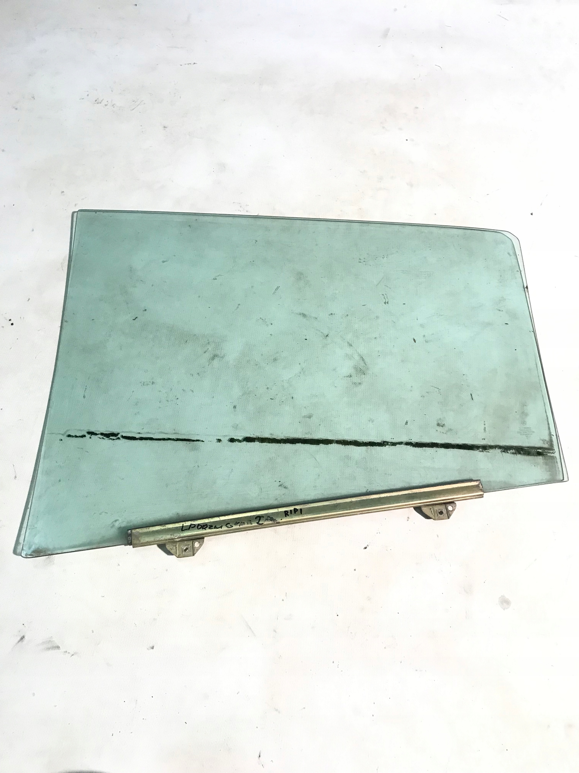 Скло передньої лівої двері Mercedes W114 CE Coupe