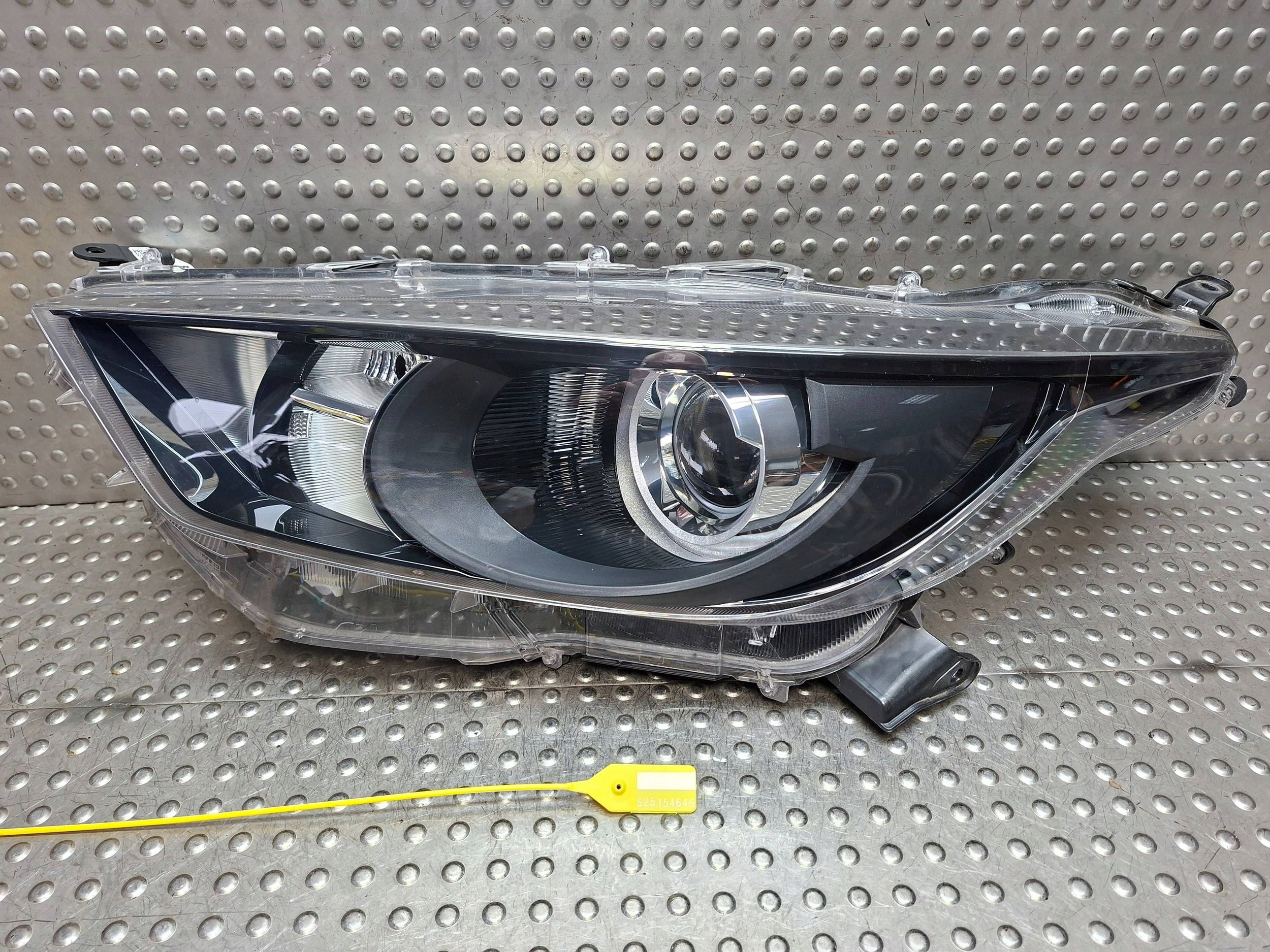 light front left lens TOYOTA YARIS IV 20- EU K0-6