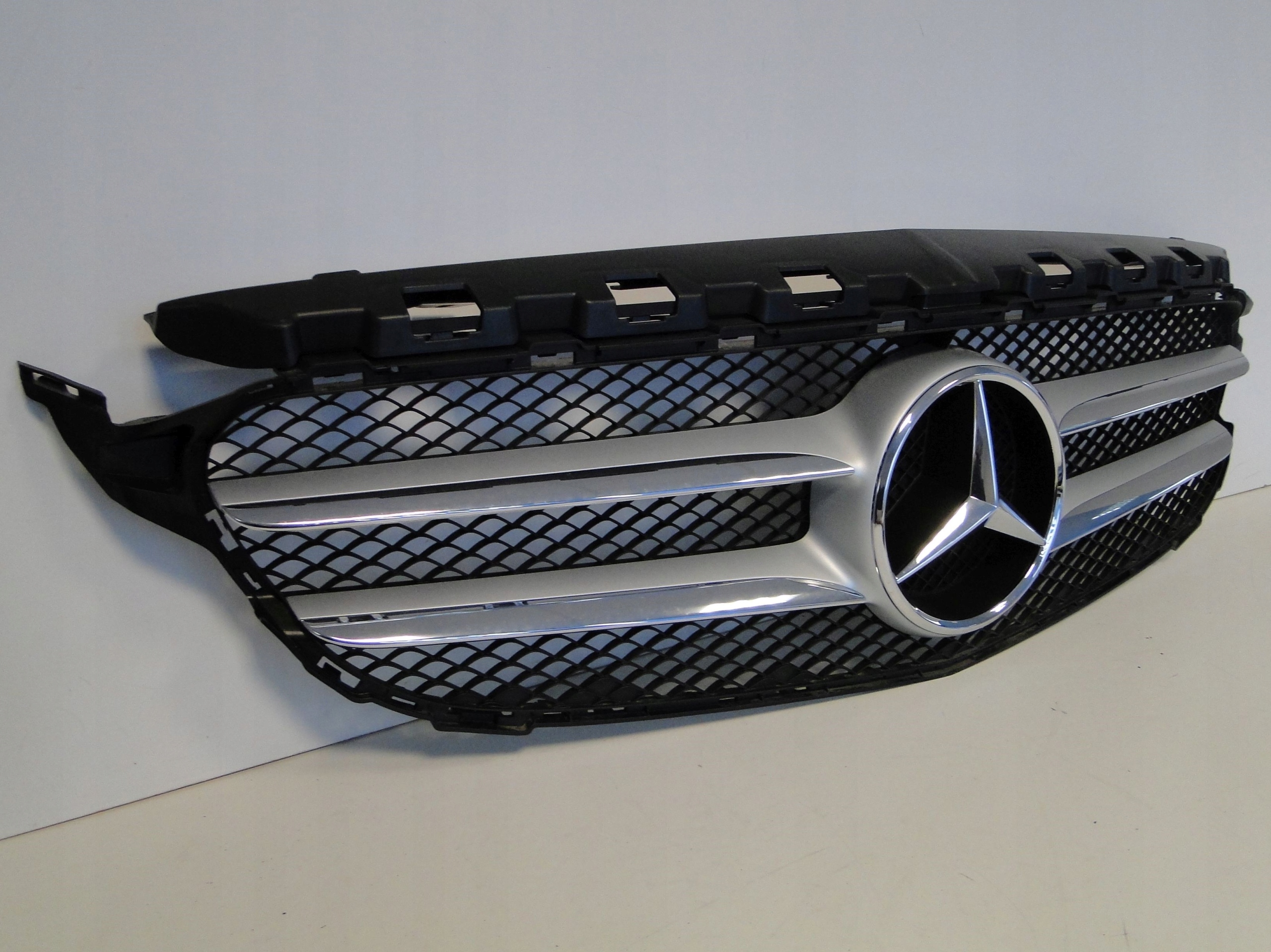 MERCEDES C KLASA W205 205 PRZED LIFTEM GRILL ATRAPA BEZ RADARU i KAMERY Producent części Mercedes-Benz OE