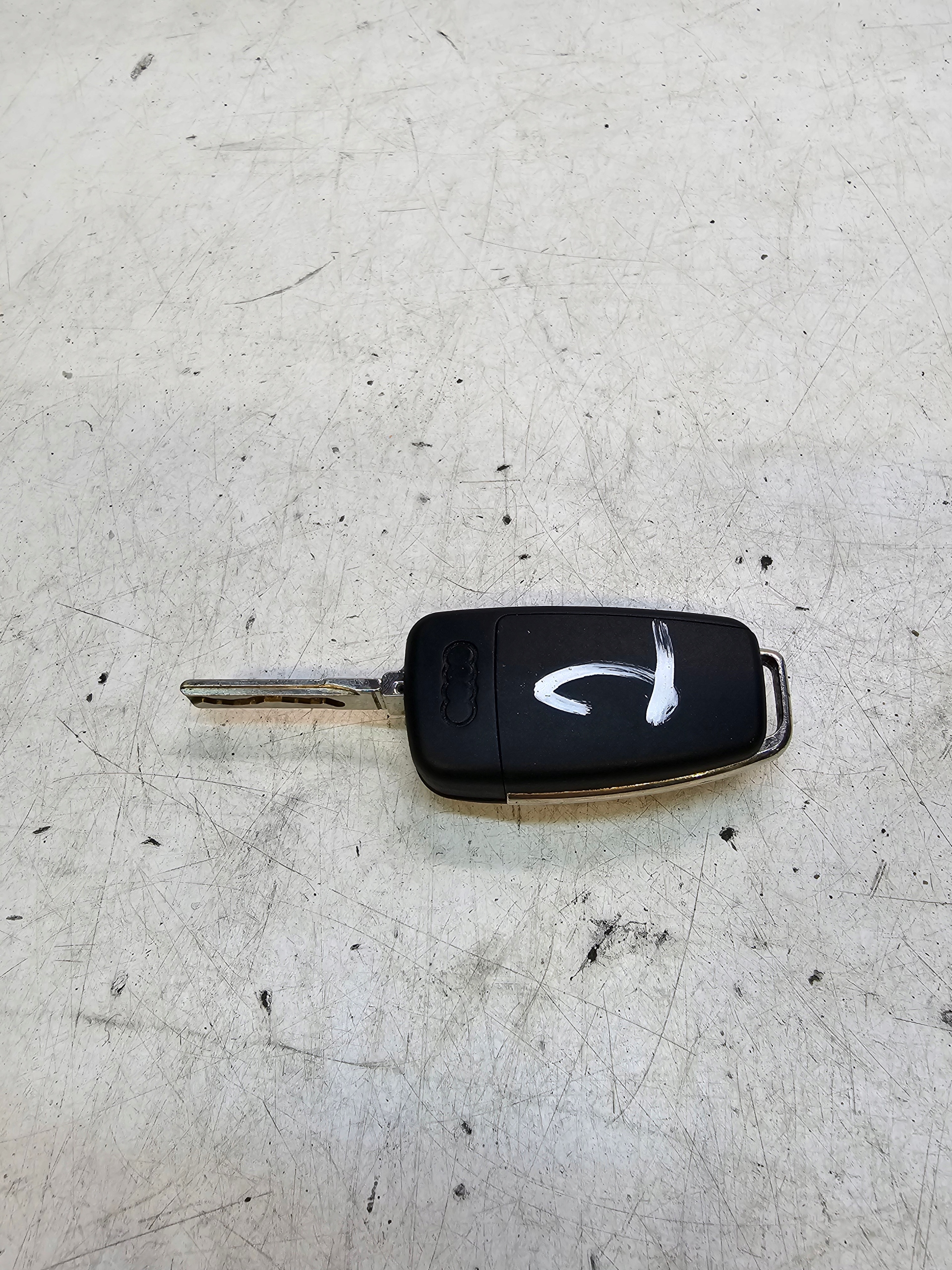key PILOT SCYZORYK AUDI A4 B7 8E0837220R *2*