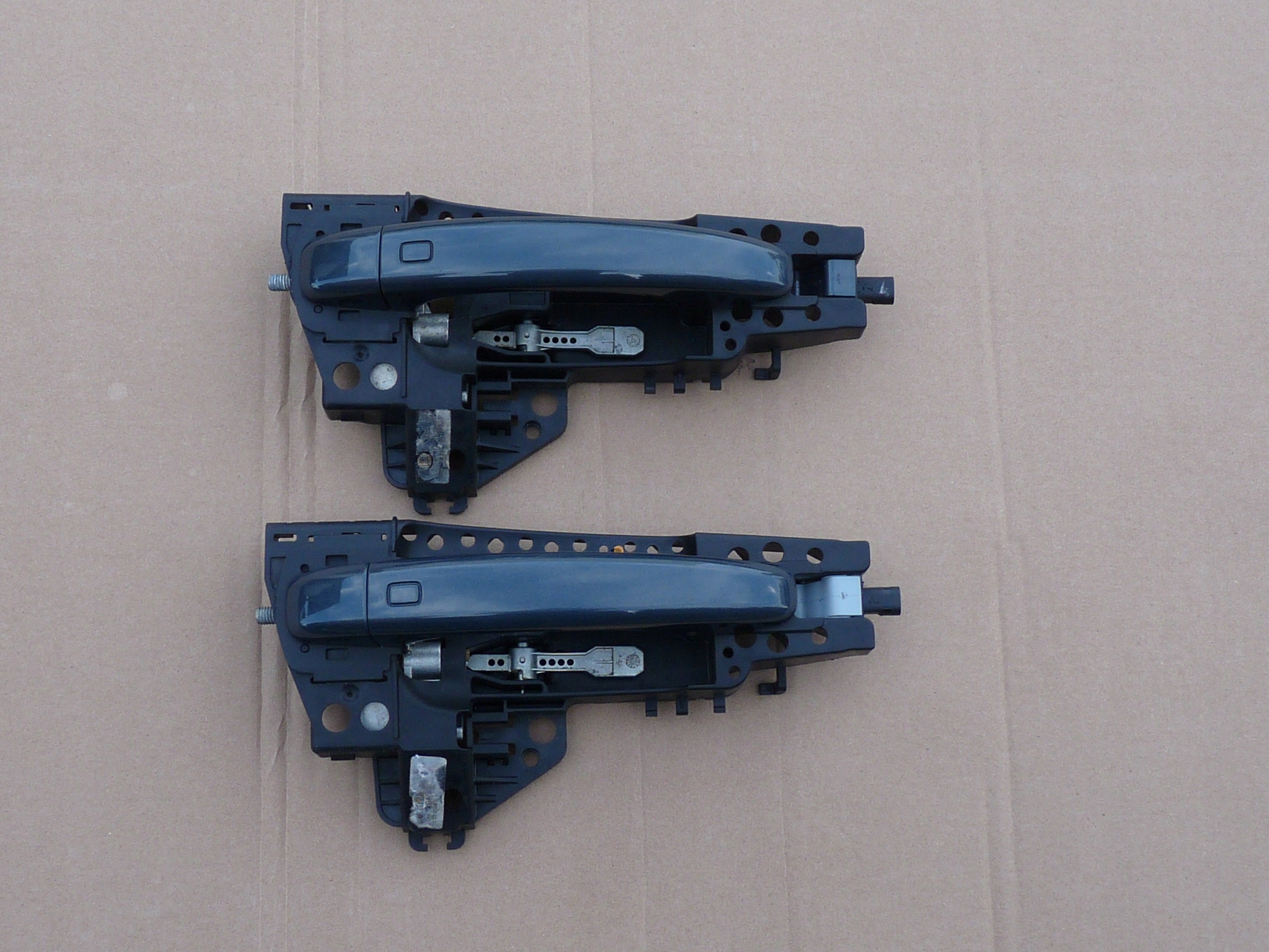 КРЕПЛЕНИЕ ОПОРА РУЧКИ ПРАВЕ AUDI A4 A5 Q5