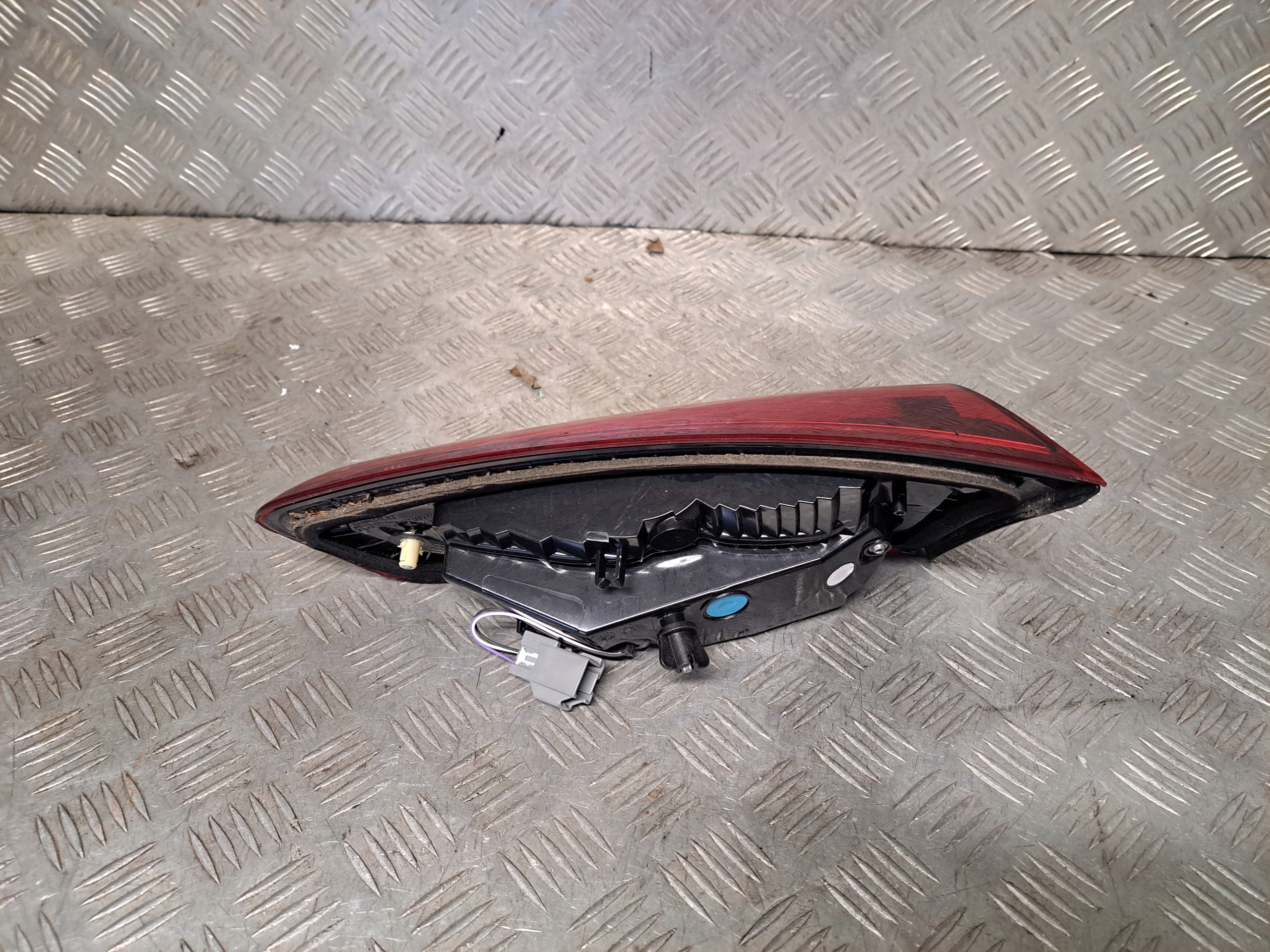 FORD FOCUS MK4 LIFT KOMBI LAMPA KLAPY LEWA TYŁ NX7B-13A603-HB Rodzaj lampy dedykowana