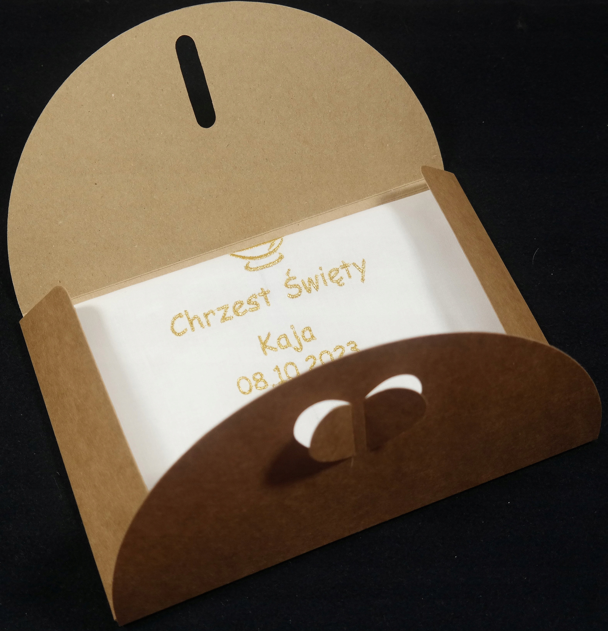 BIAŁA SZATKA DO CHRZTU HAFT IMIĘ DATA, płótno + KARTONIK . Akantus Marka Akantus