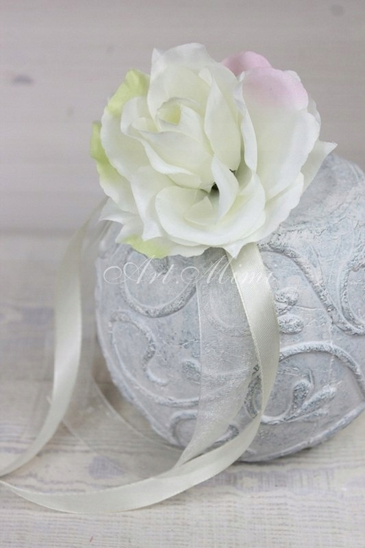 Róża na rękę kotylion KREMOWY RÓŻ studniówka bal Kolor dominujący czerwony